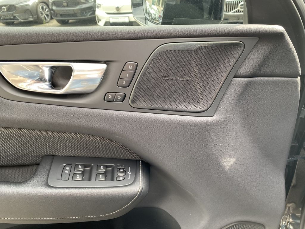 Volvo XC60 R Design Recharge Plug-In Hybrid AWD T8 Twi