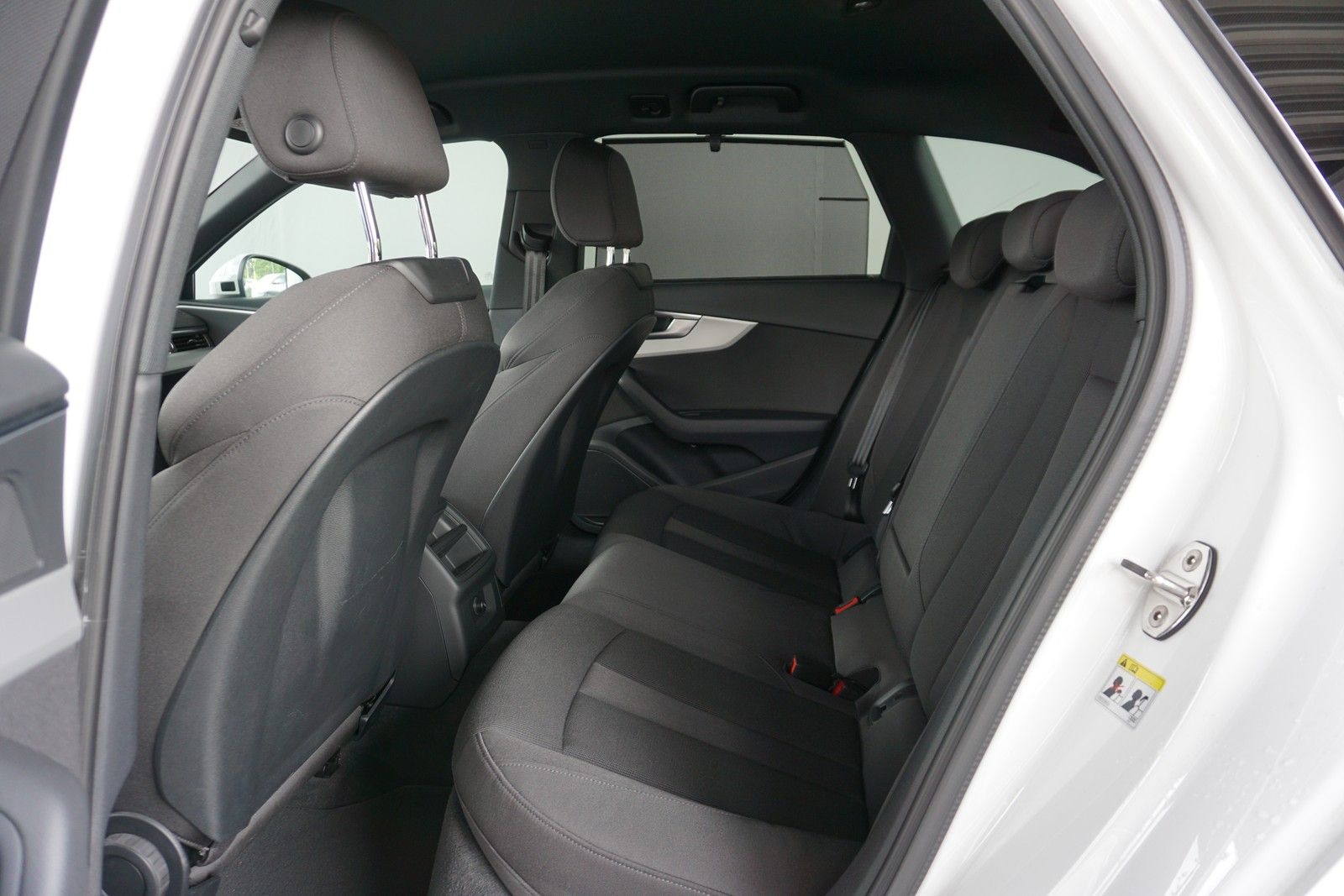 Audi A4 Avant 35 TDI S tronic advanced - Samsaru's Car Outlet