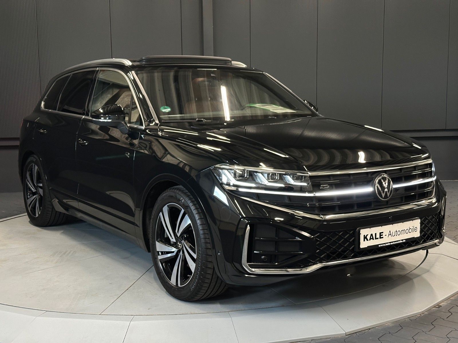 Volkswagen Touareg R-Line 4M - Samsaru's Car Outlet