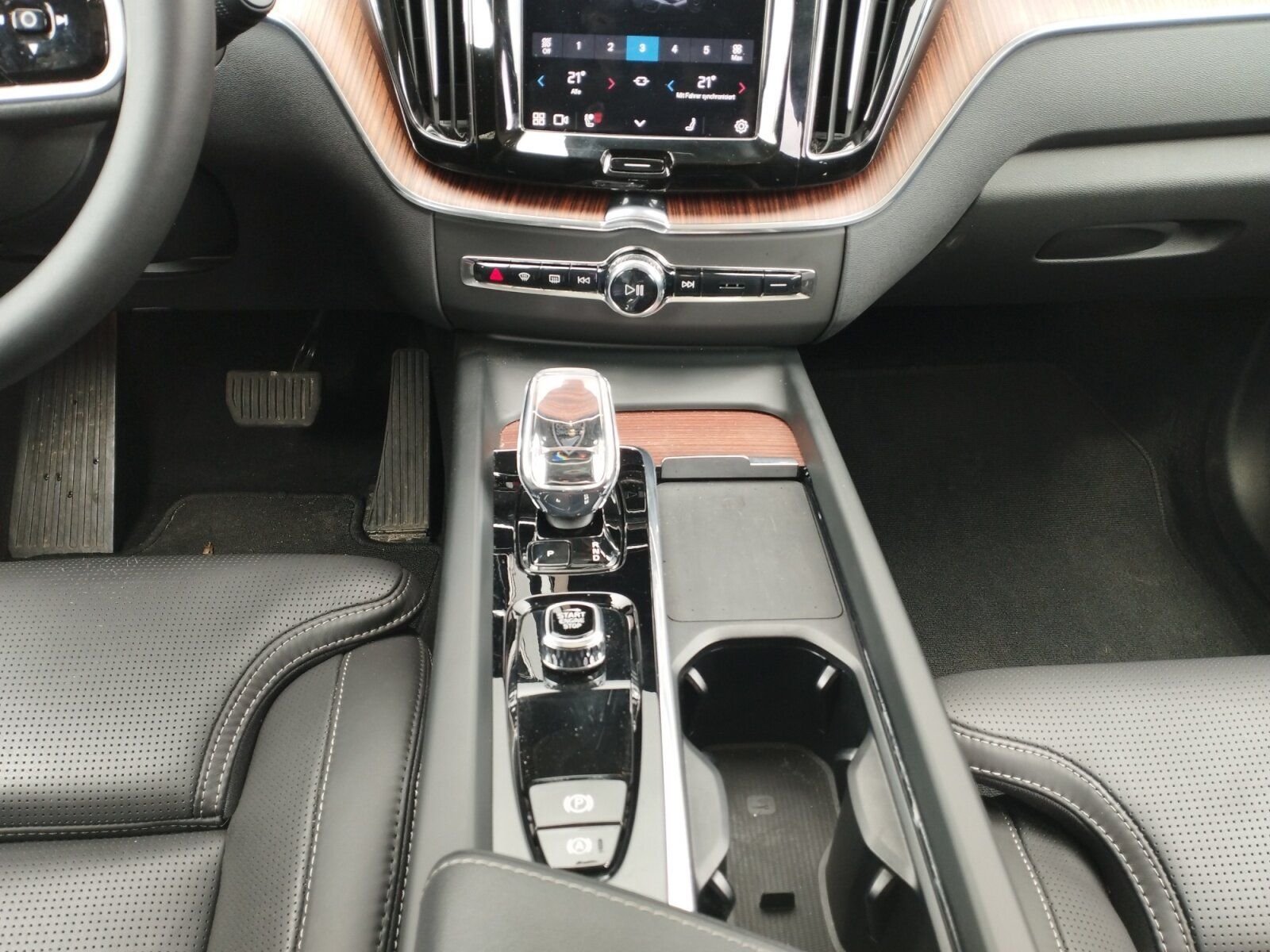 Volvo XC 60 B5 Benzin AWD Ultimate Dark SHD+NAVI+AHK