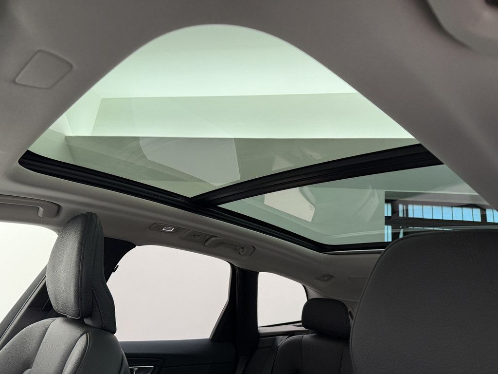 Volvo XC60 B5 AWD Ultra Dark *AHK*21-Zoll*360°*Luft-Fa