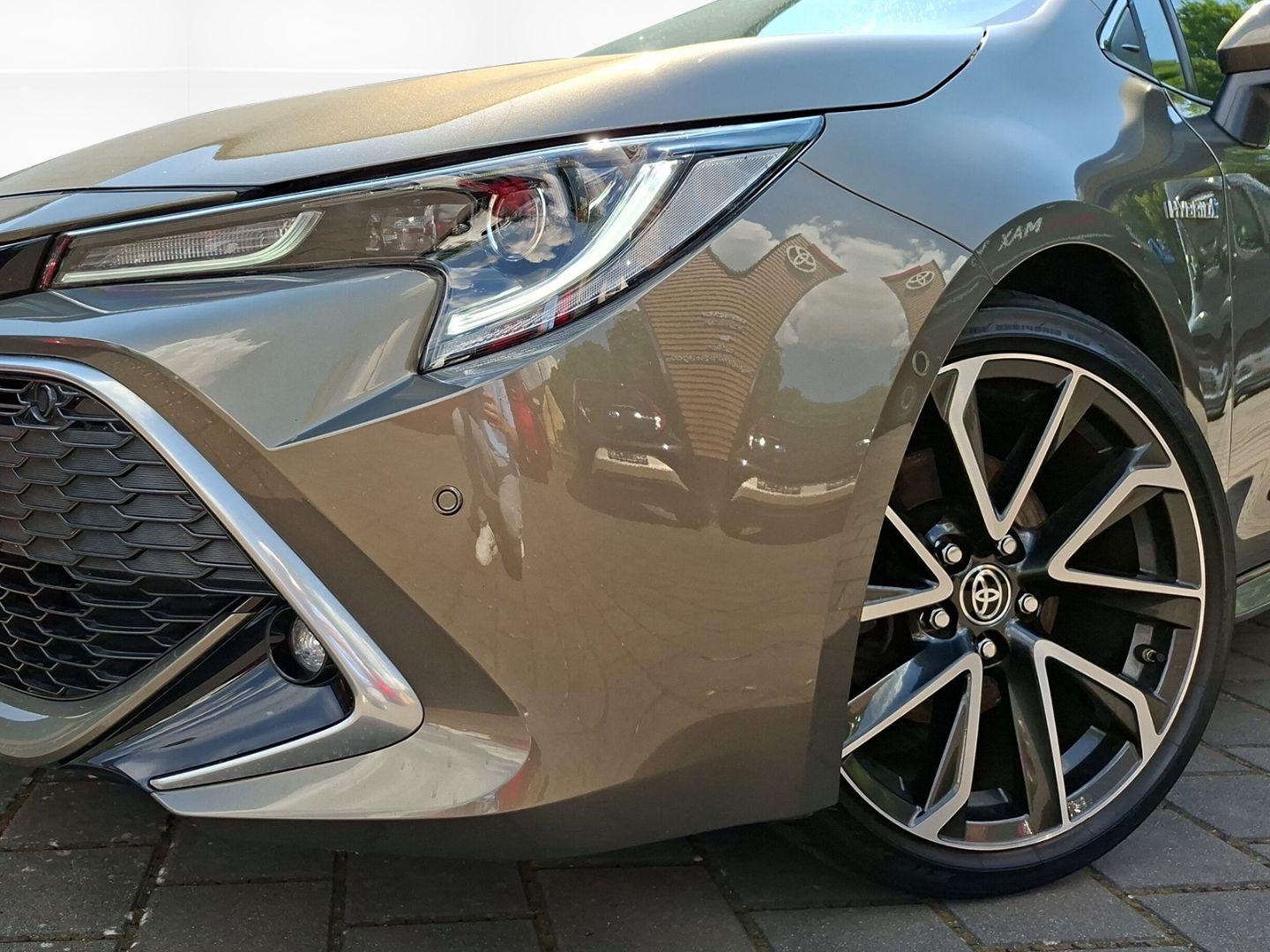 Toyota Corolla Touring Sports 2.0 Hybrid Lounge - Samsaru's Car Outlet