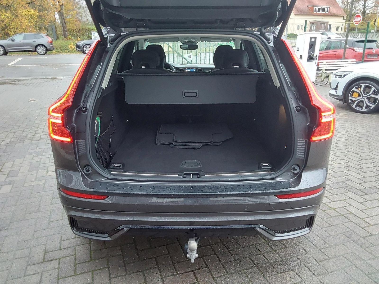 Volvo XC60 B4 D AWD Plus Dark AHK/ACC/LED/SHZ/PDC/N...