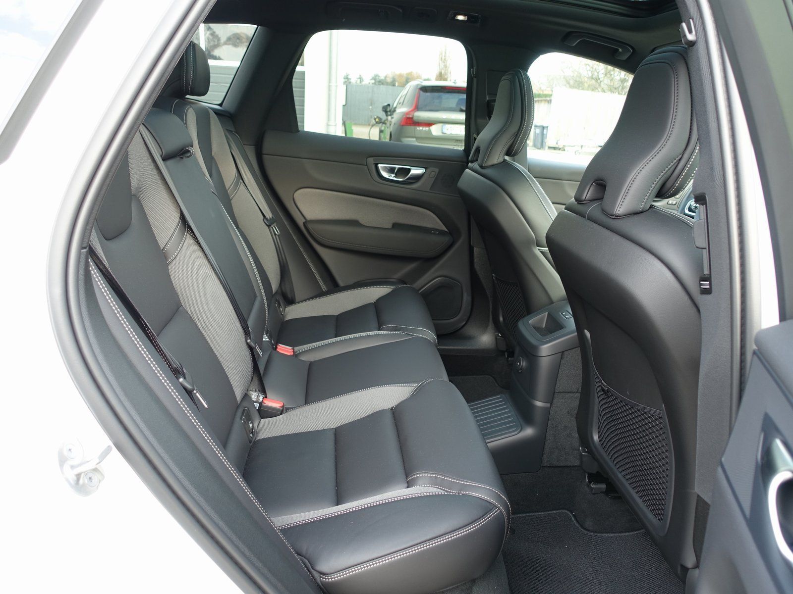 Volvo XC60 T6 Black Edition Plus Dark 360°/AHK/22"