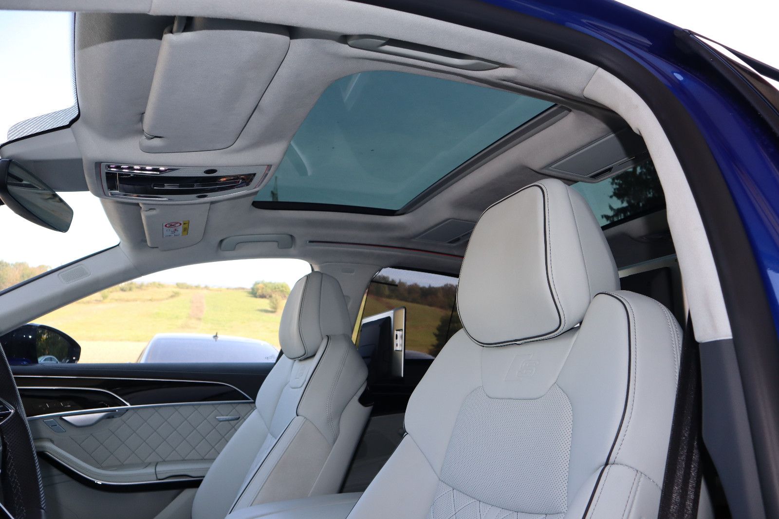 Audi A8L 60 TFSIe lang exclusive - Samsaru's Car Outlet