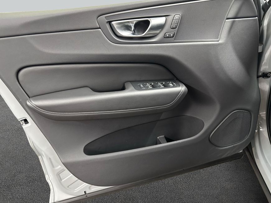 Volvo XC60 B5 B AWD Core Leder SiH GJR Win Licht 19''