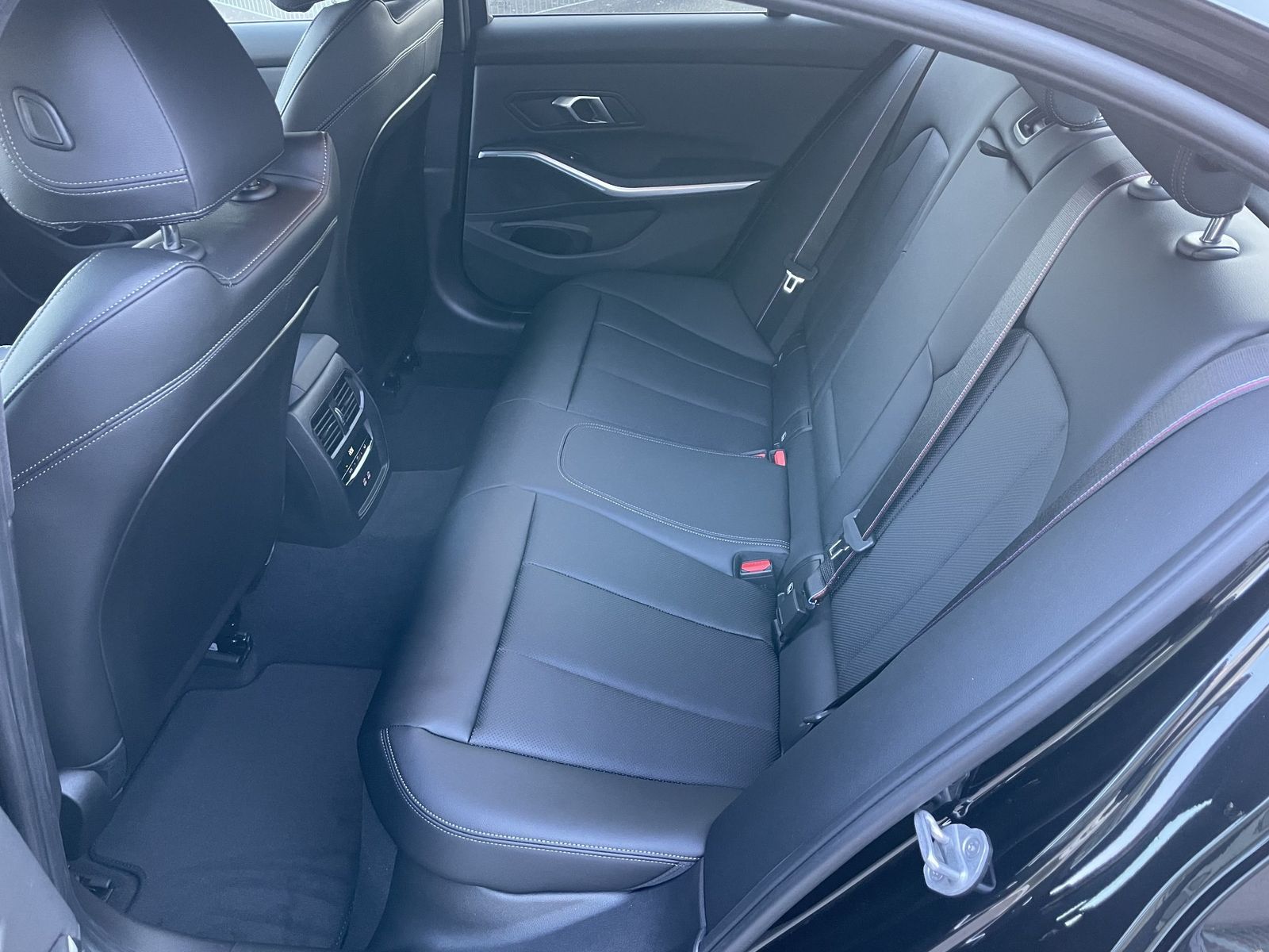 BMW 330e xDrive A M-Sportpaket Navi|PDC|MFL|AHK|SHZ