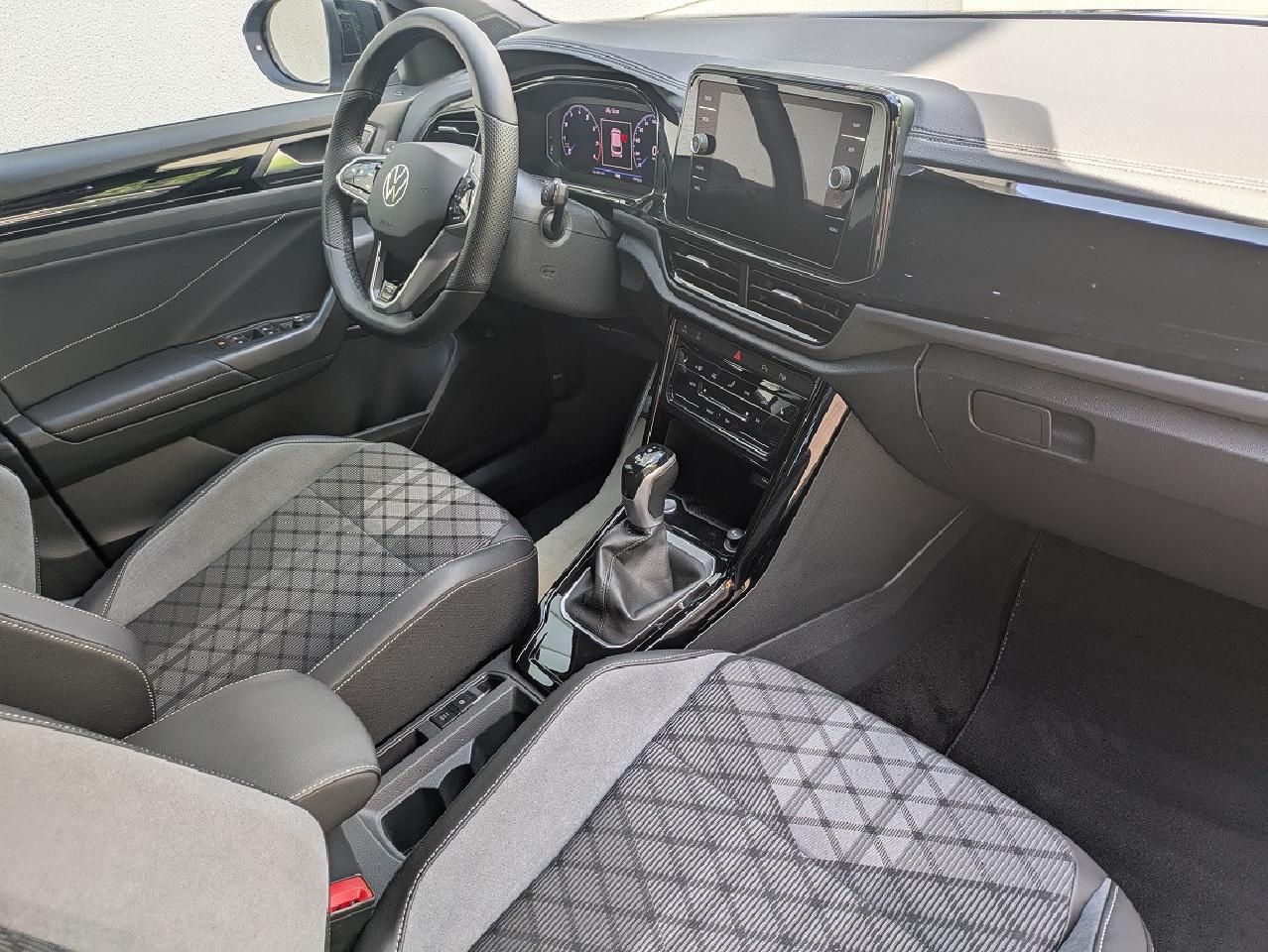 Volkswagen T-Roc 1.5 TSI R-Line DSG - Samsaru's Car Outlet