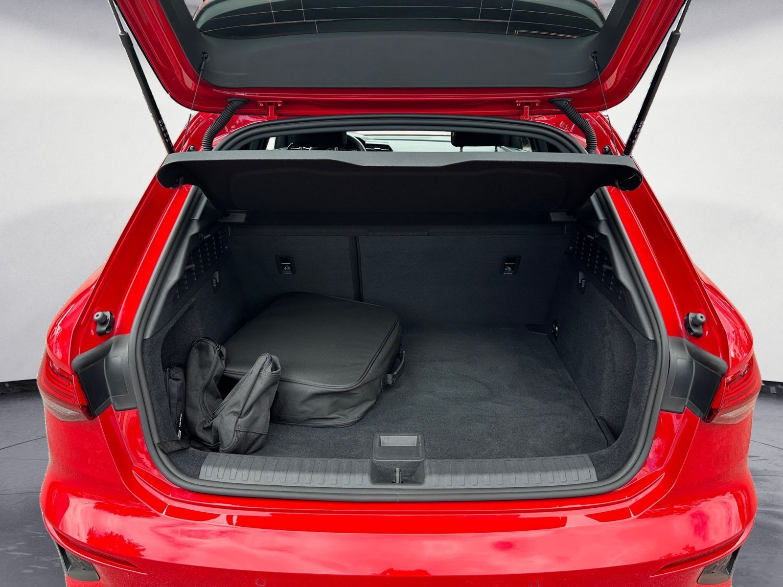 Audi A3 Sportback 40 TFSIe S-line LED/AHK/Navi/Interf