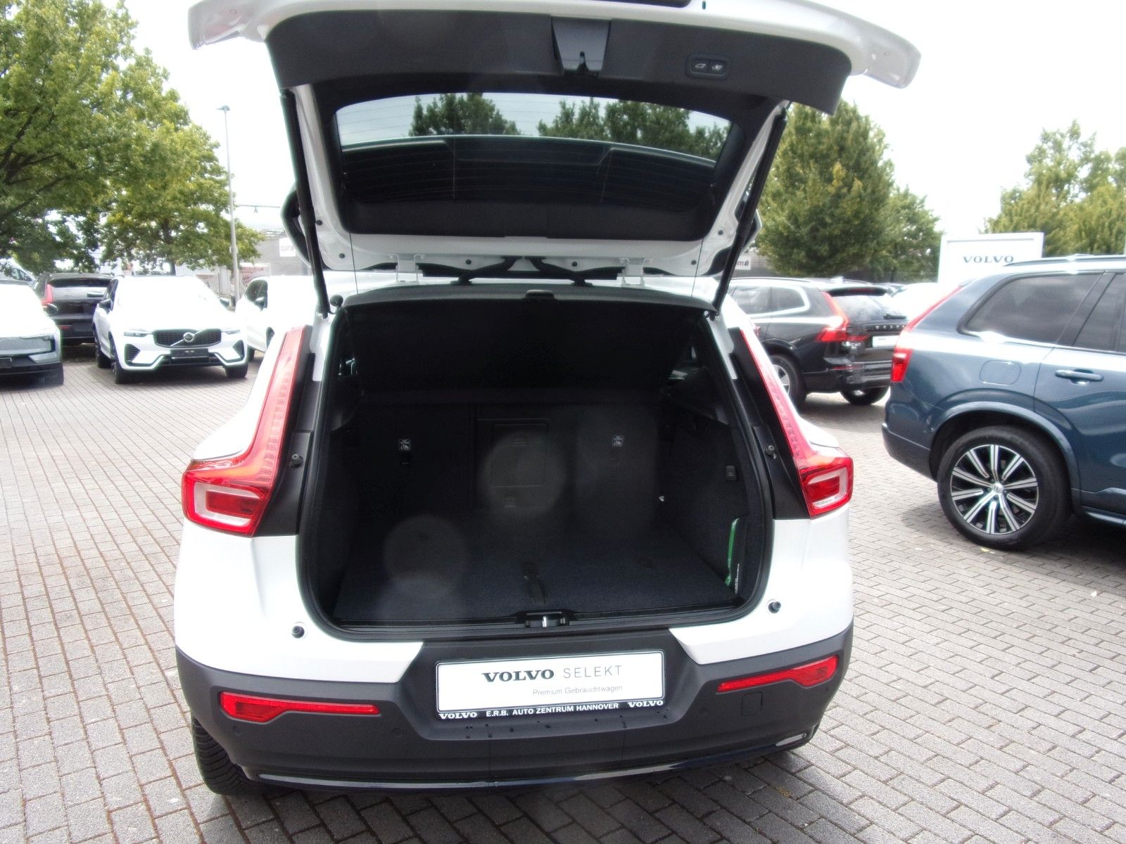 Volvo XC 40 B3 Plus Dark 2WD - Samsaru's Car Outlet