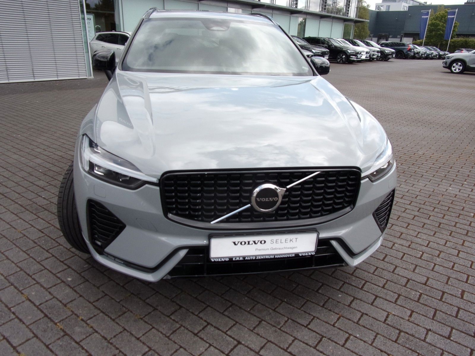 Volvo XC 60 B4 Plus Dark AWD - Samsaru's Car Outlet