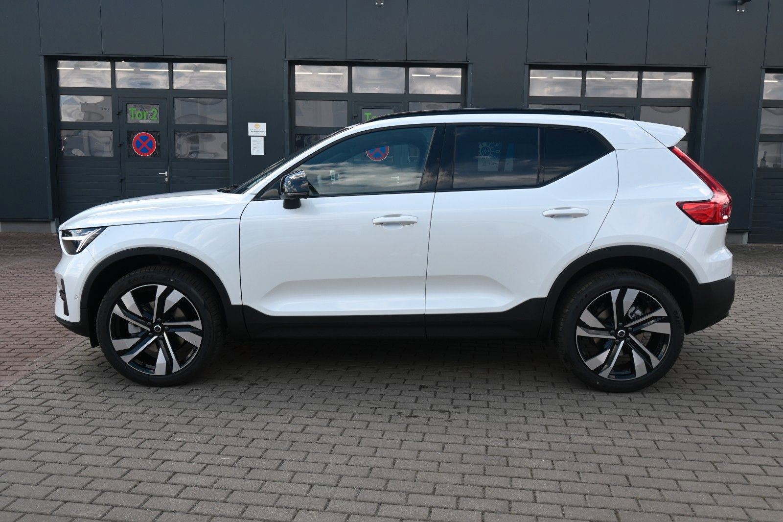 Volvo XC40 B4 DKG Plus Dark*H&K*FSHZG*360°*ACC*AHK