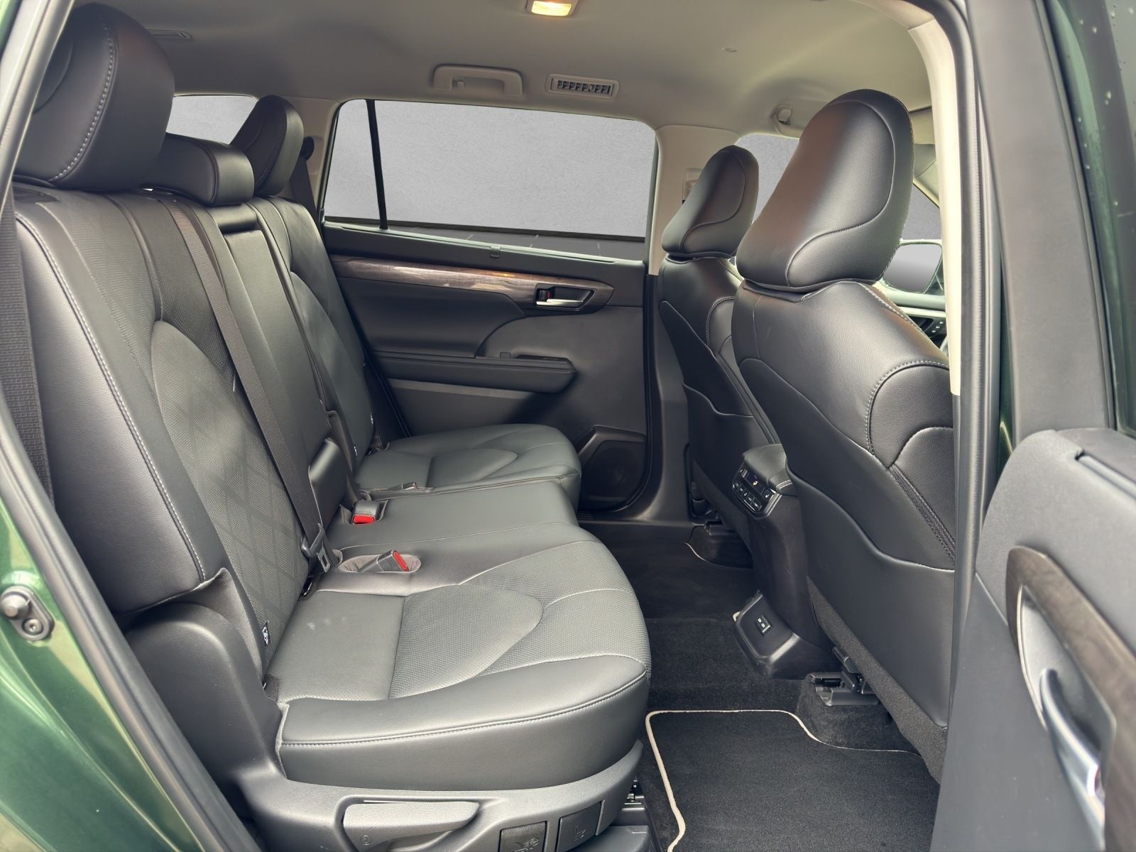 Toyota Highlander Hybrid Luxury 7 SITZER+LEDER+HuD+JBL