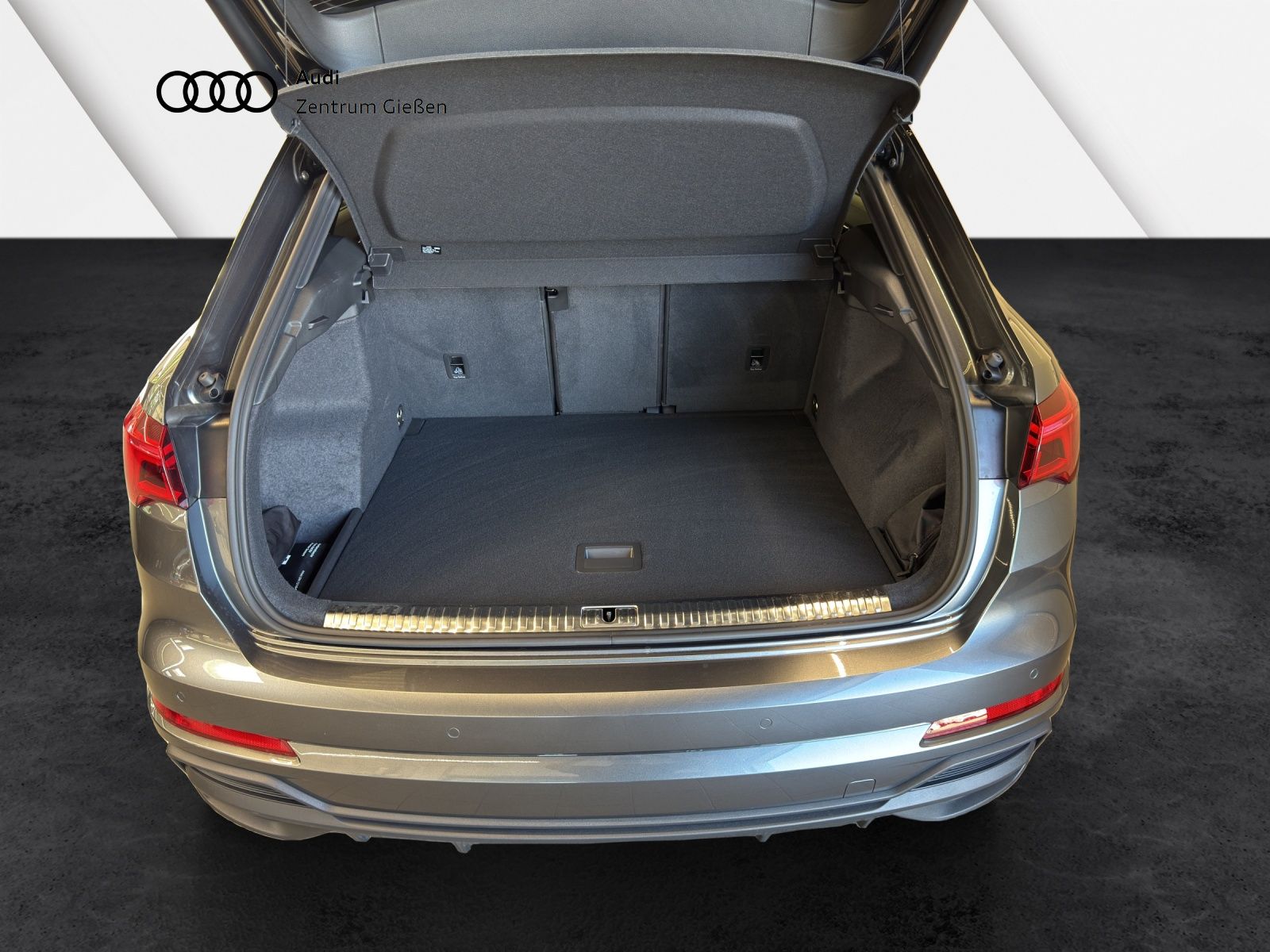Audi Q3 40 TFSI quattro S line Black - Samsaru's Car Outlet