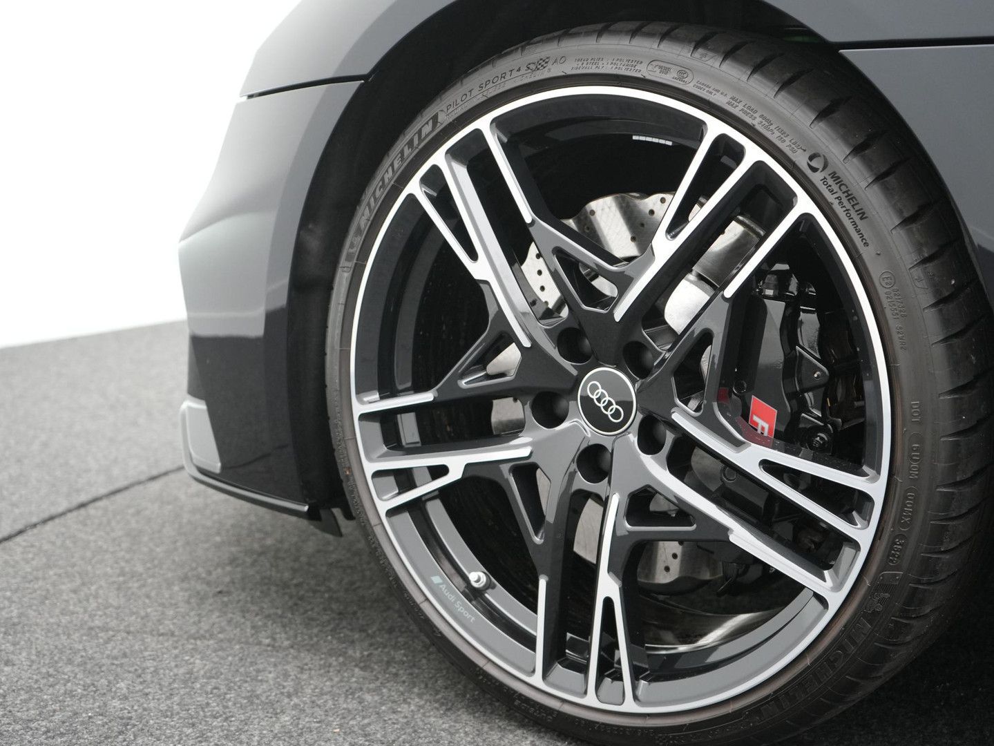 Audi R8 5.2 performance RWD - Samsaru's Car Outlet