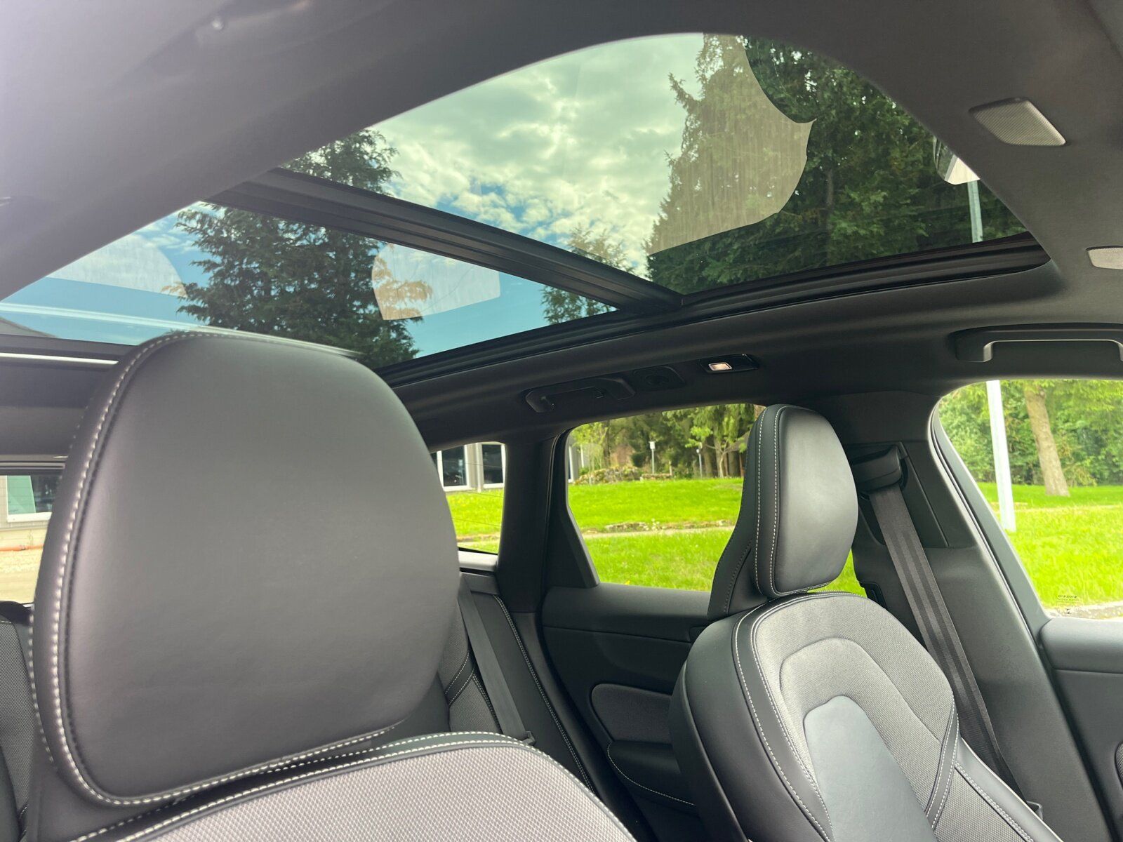 Volvo XC 60 T8 AWD Ultimate Dark AHK+RFK+PANO+SITZHZG