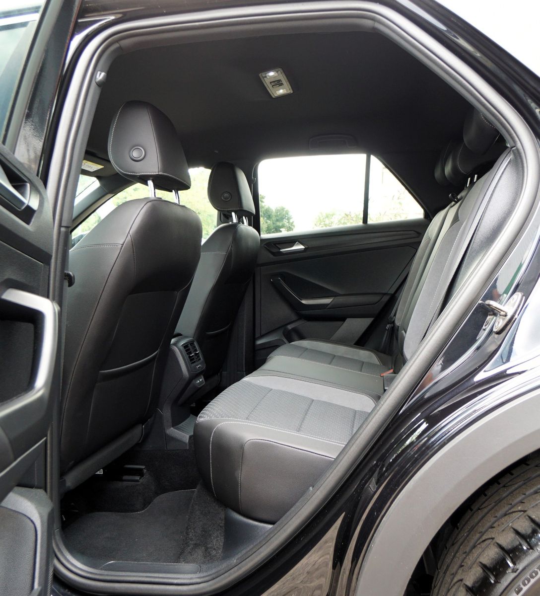 Volkswagen T-Roc 4Motion 2.0 TDI R-Line - Samsaru's Car Outlet