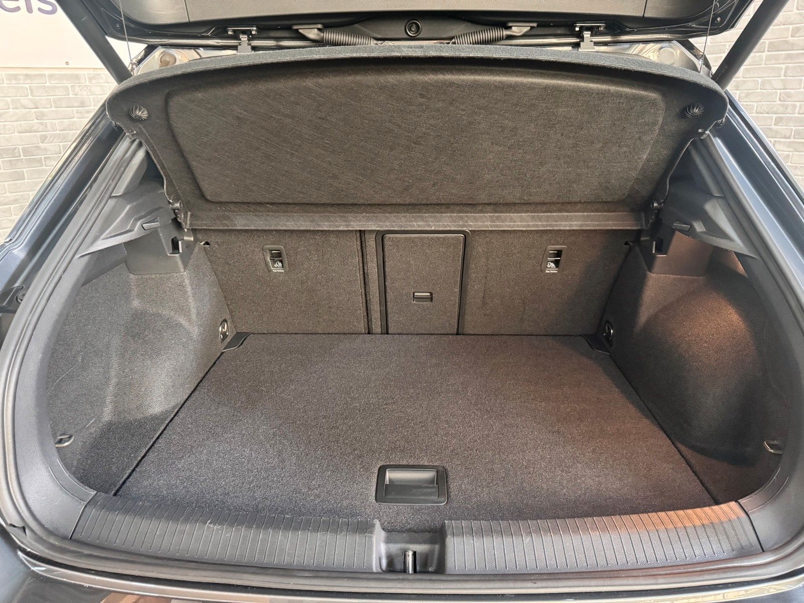 Volkswagen T-Roc Sport 1.5 TSI ACT - Samsaru's Car Outlet