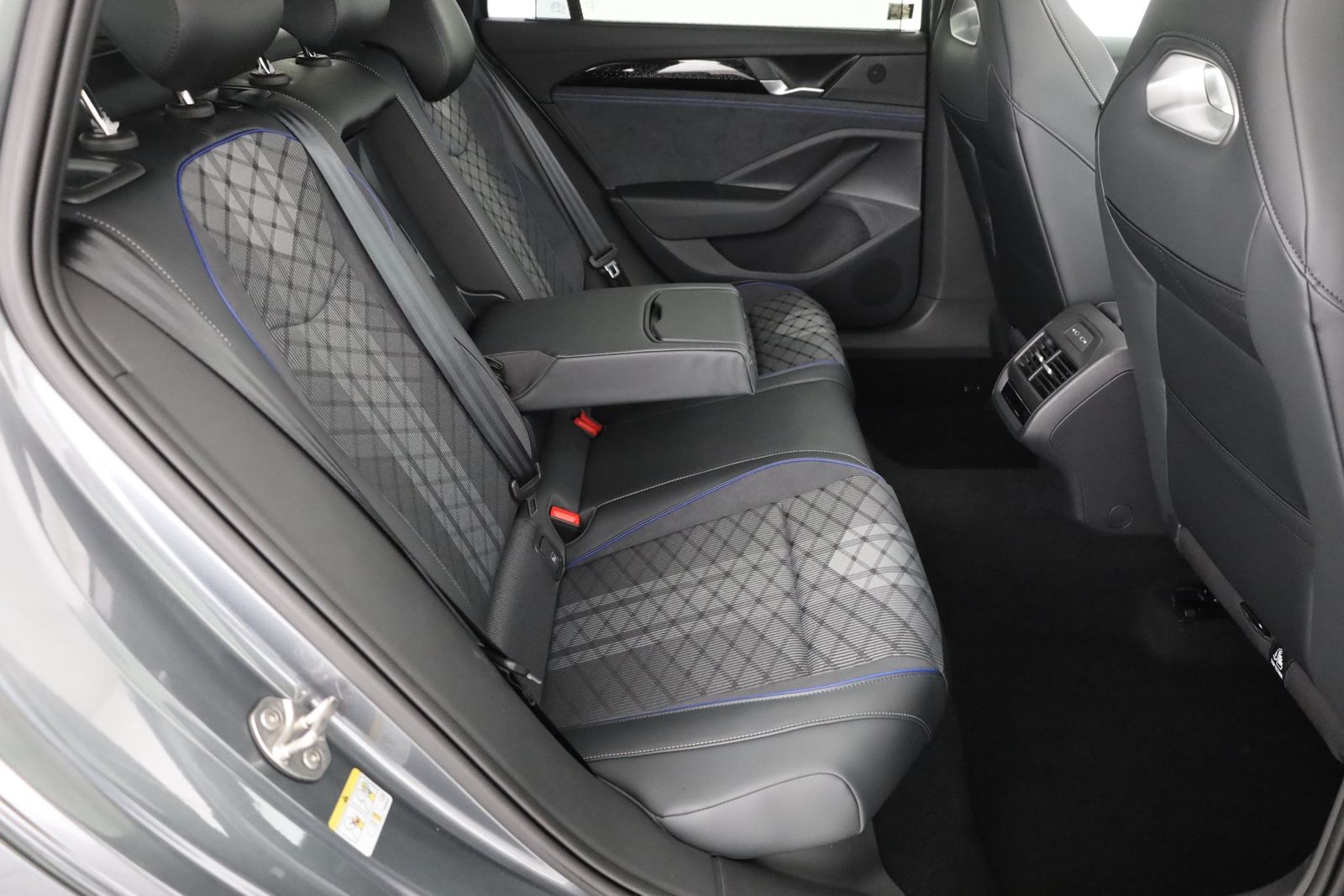 Volkswagen Passat Variant R-Line BlackStyle 2.0 TSI 4M DSG