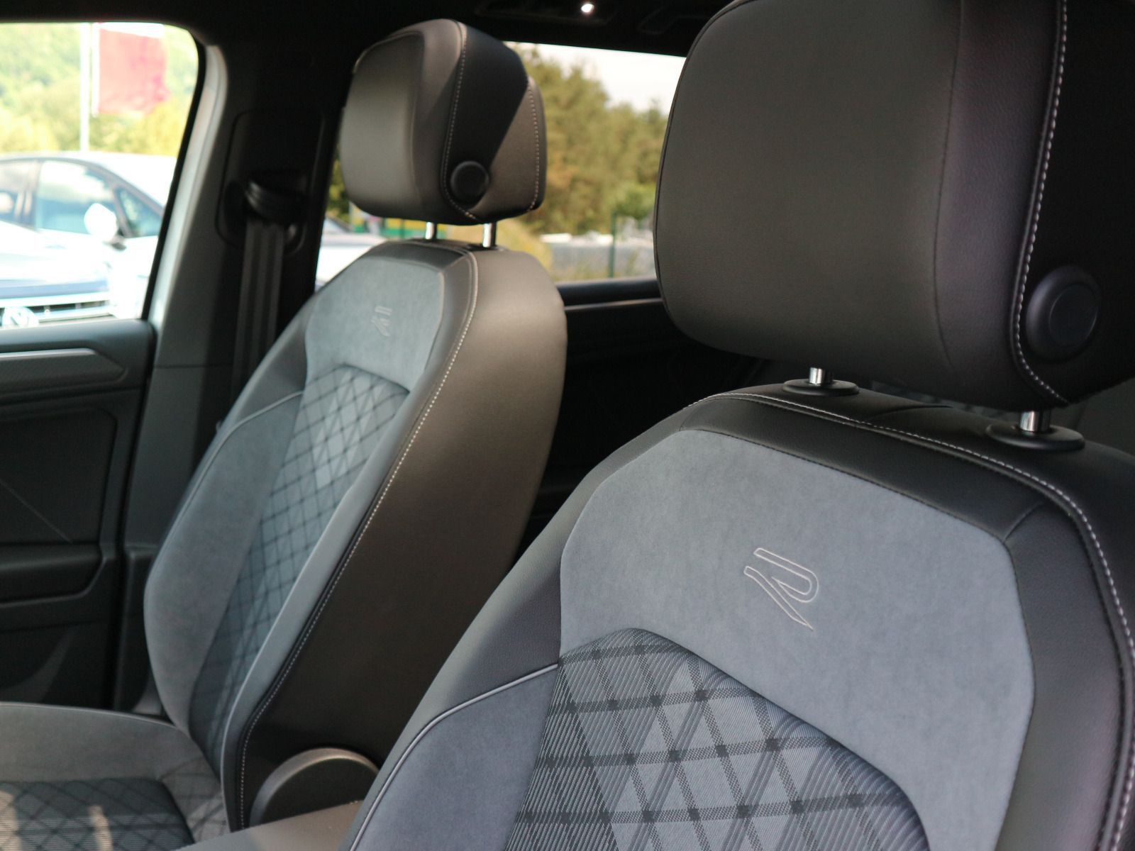 Volkswagen Tiguan R-Line 2.0 TDI 4M DSG AHK BlackStyle PANO