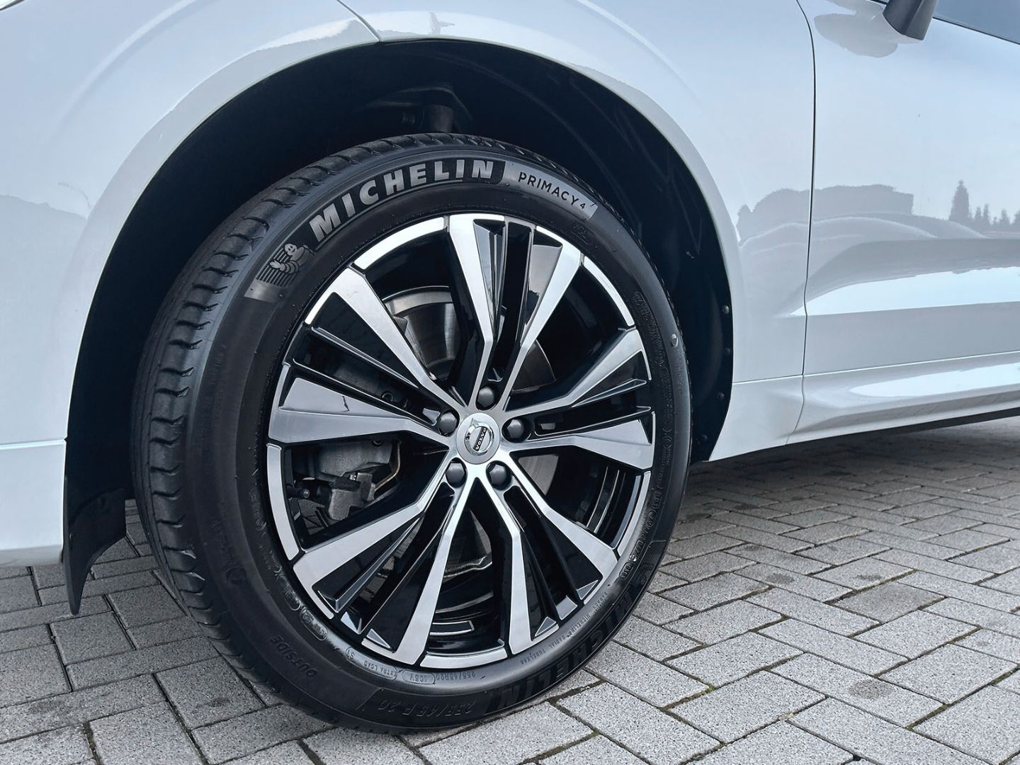 Volvo XC60 B4 Benzin Plus Dark 20'' AHK ACC Harman DAB