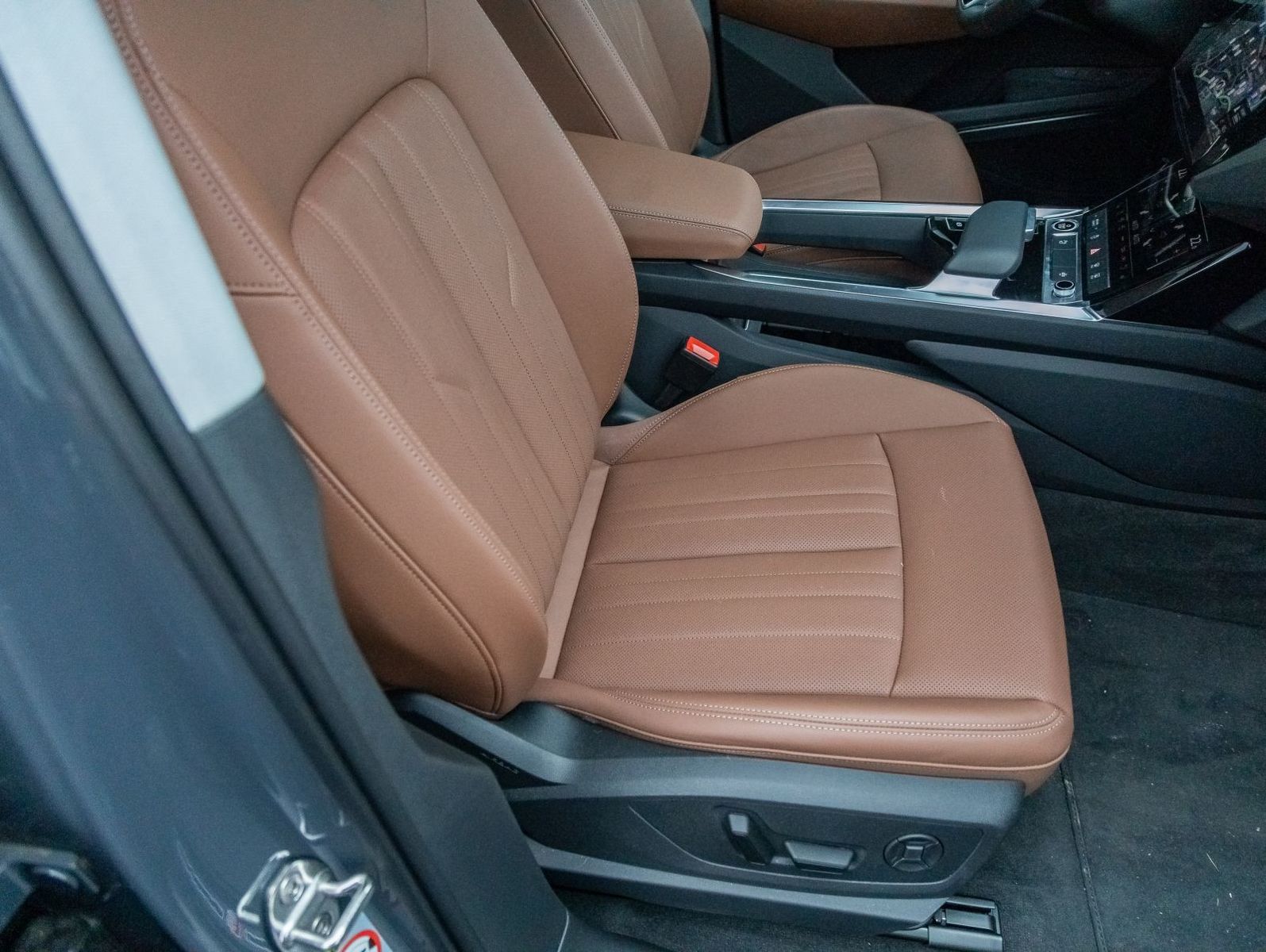 Audi Q8 S line 50 e-tron quattro - Samsaru's Car Outlet