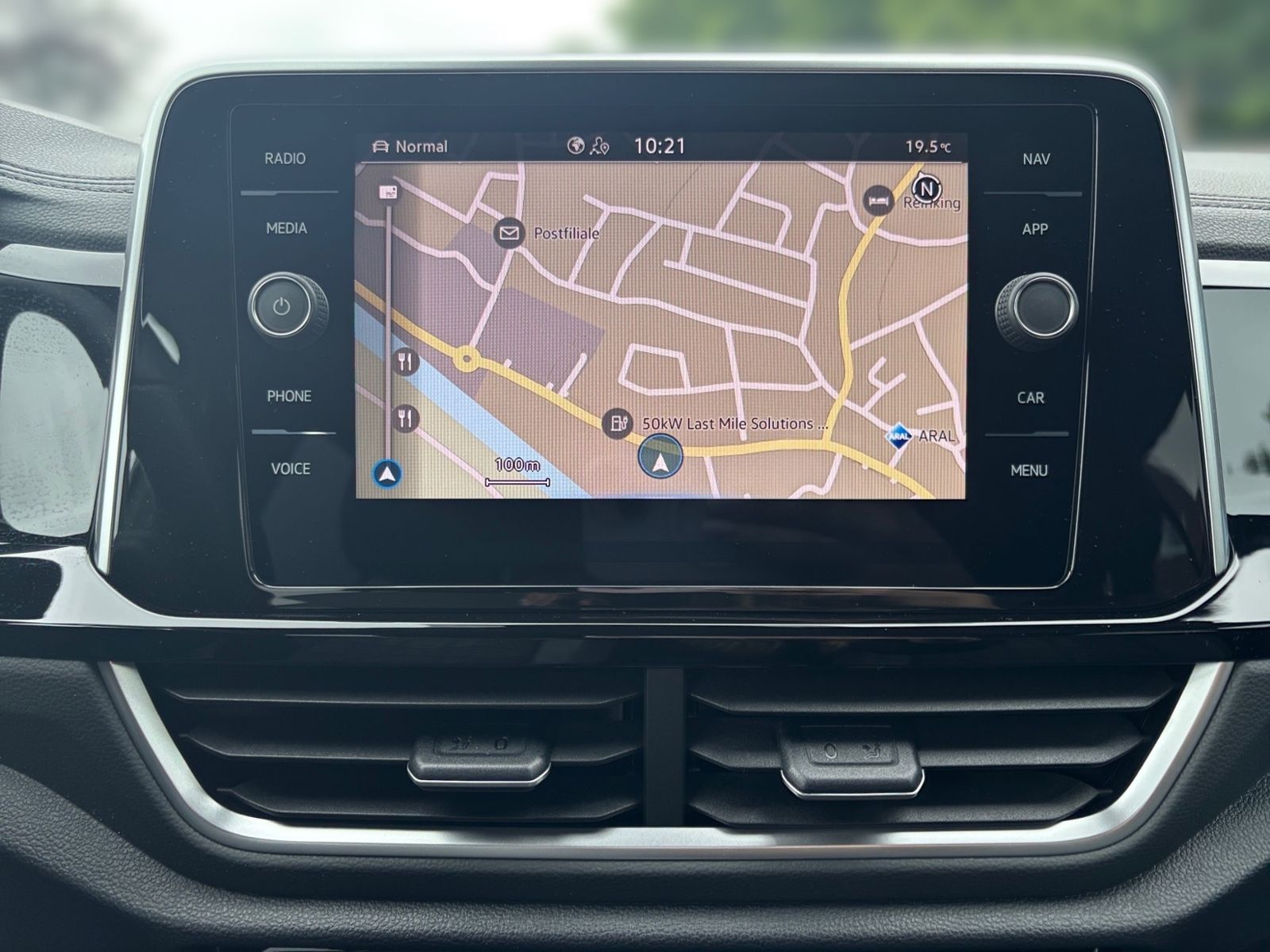 Volkswagen T-Roc 1.5 TSI R-LINE - Samsaru's Car Outlet