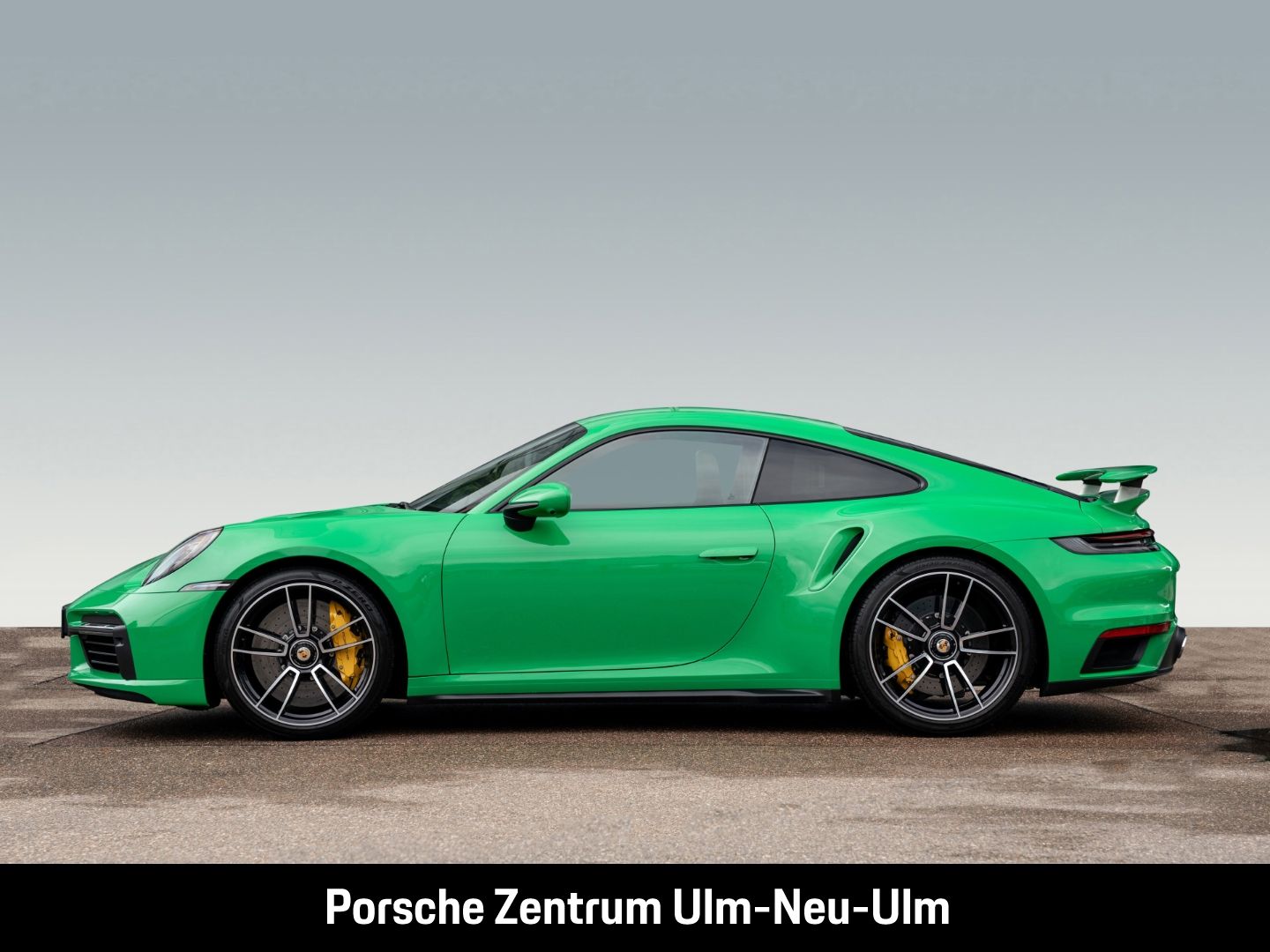 Porsche 992 911 Turbo S Pythongrün Sportabgasanlage LED