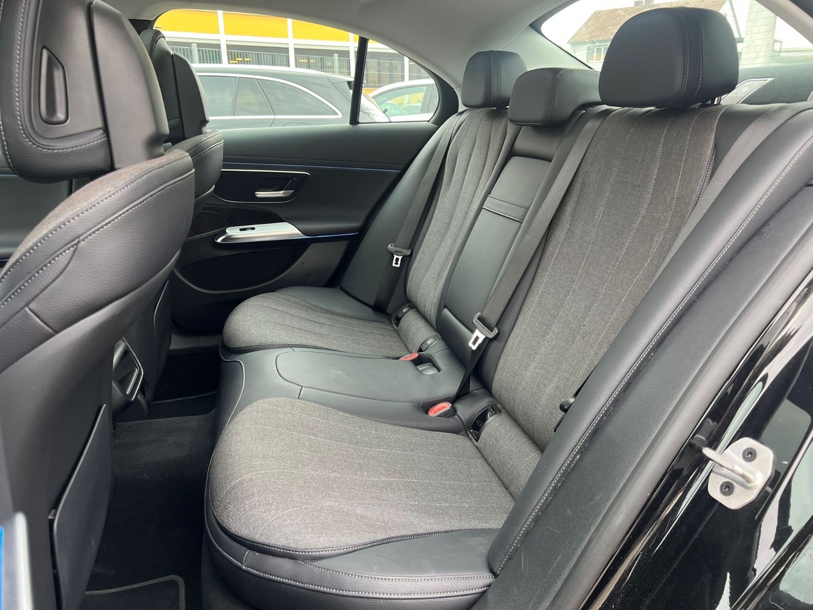 Mercedes-Benz E 200 - Samsaru's Car Outlet