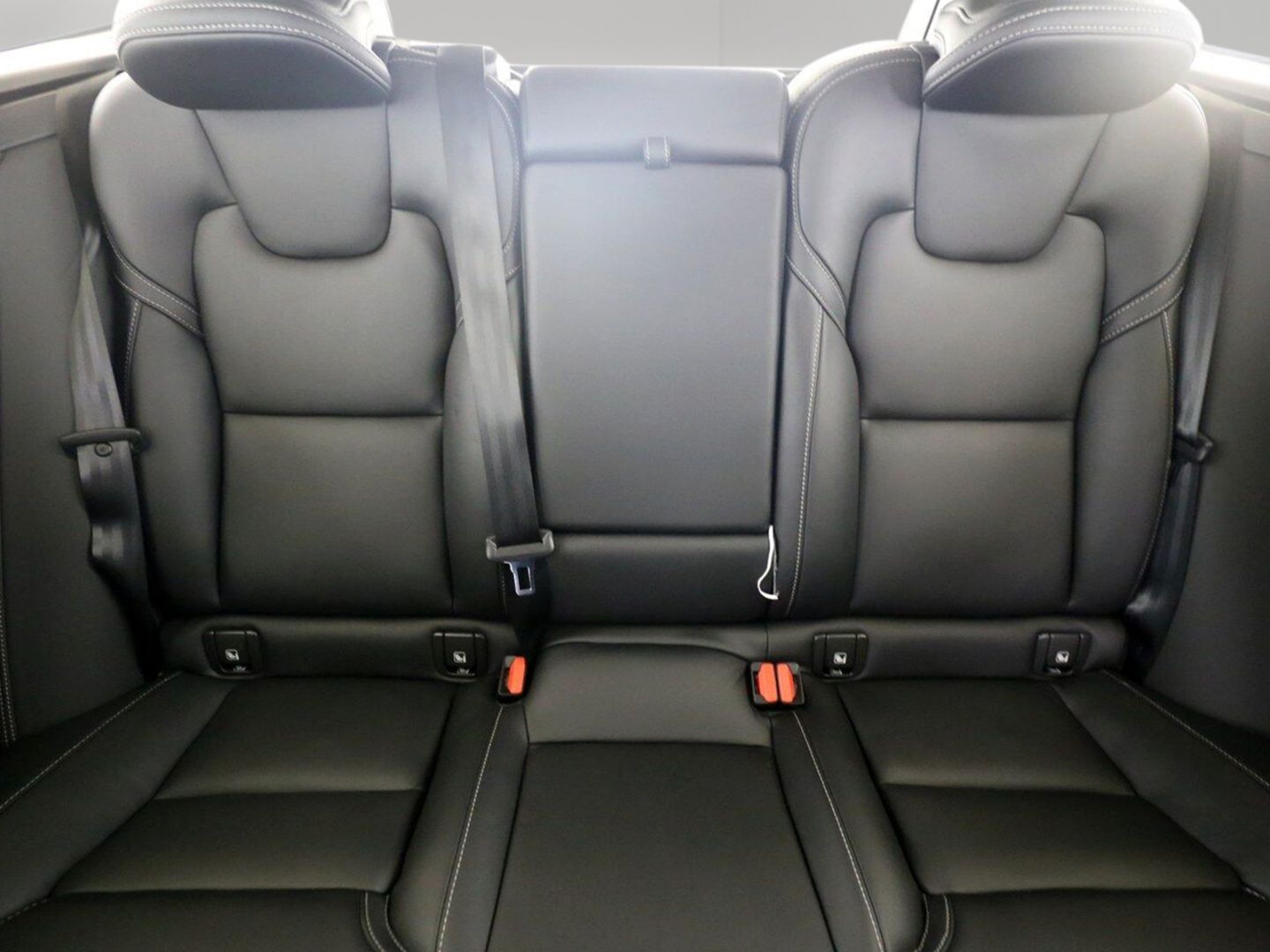 Volvo XC60 T6 Ultra Dark Recharge Plug-In Hybrid AWD - Samsaru's Car Outlet