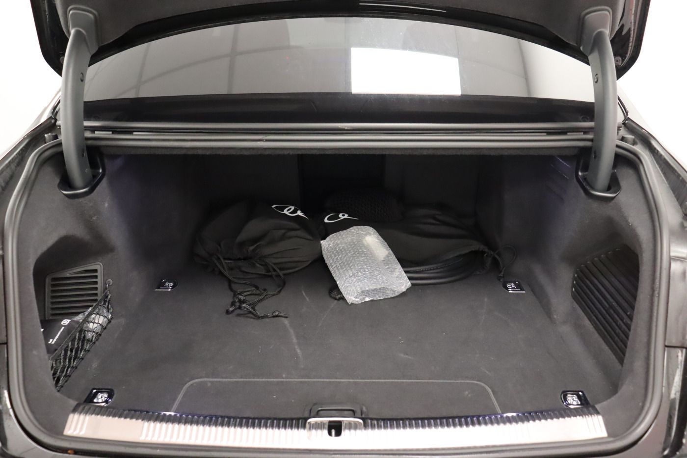 Audi A8 lang 60 TFSI e quattro S line - Samsaru's Car Outlet