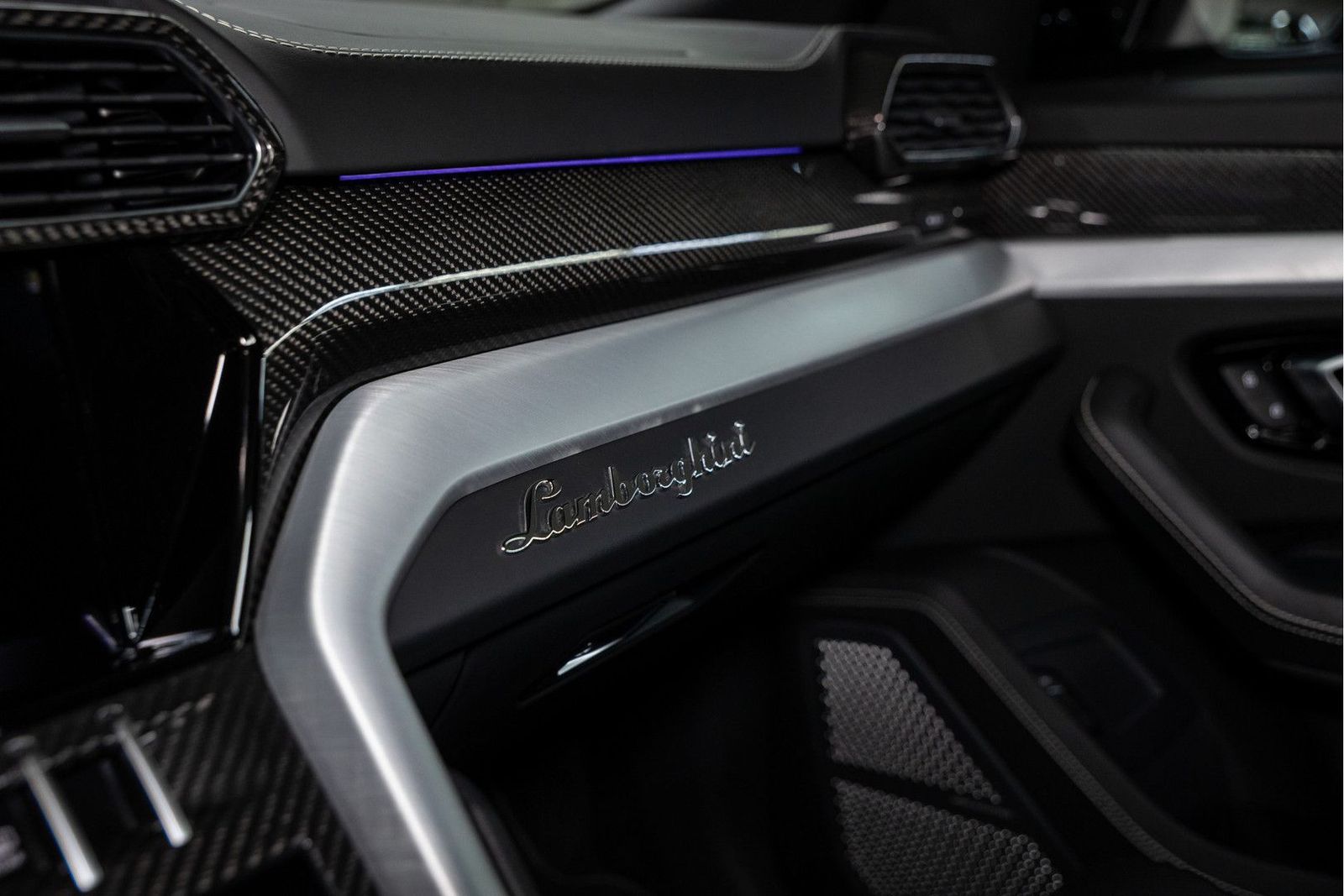 Lamborghini Urus - Samsaru's Car Outlet