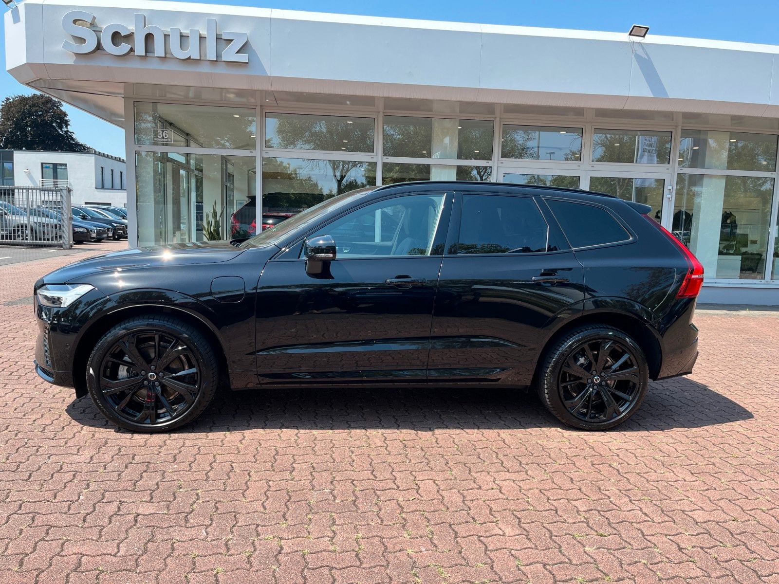 Volvo XC60 T6 Plug-in Hybrid ULTRA BLACK EDITION - Samsaru's Car Outlet