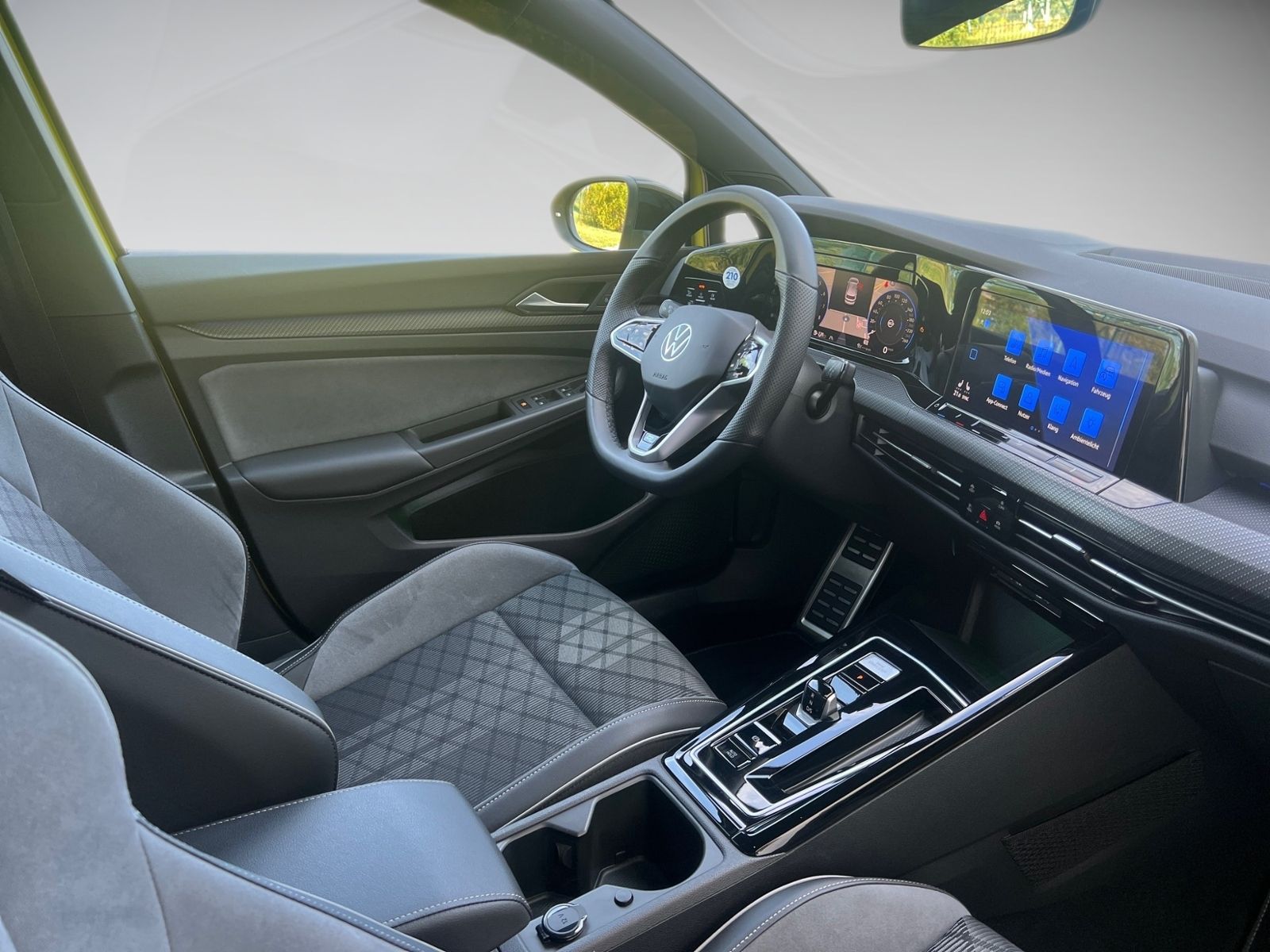 Volkswagen Golf VIII 1.5 eTSI R-Line - Samsaru's Car Outlet