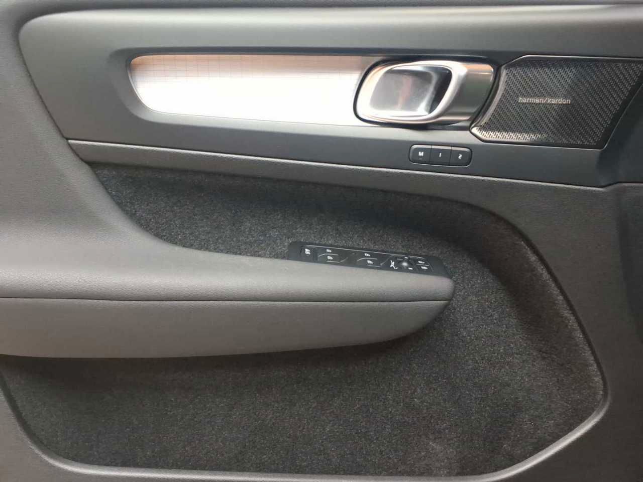 Volvo XC40 T4 Recharge DKG Plus Bright AHK 19"