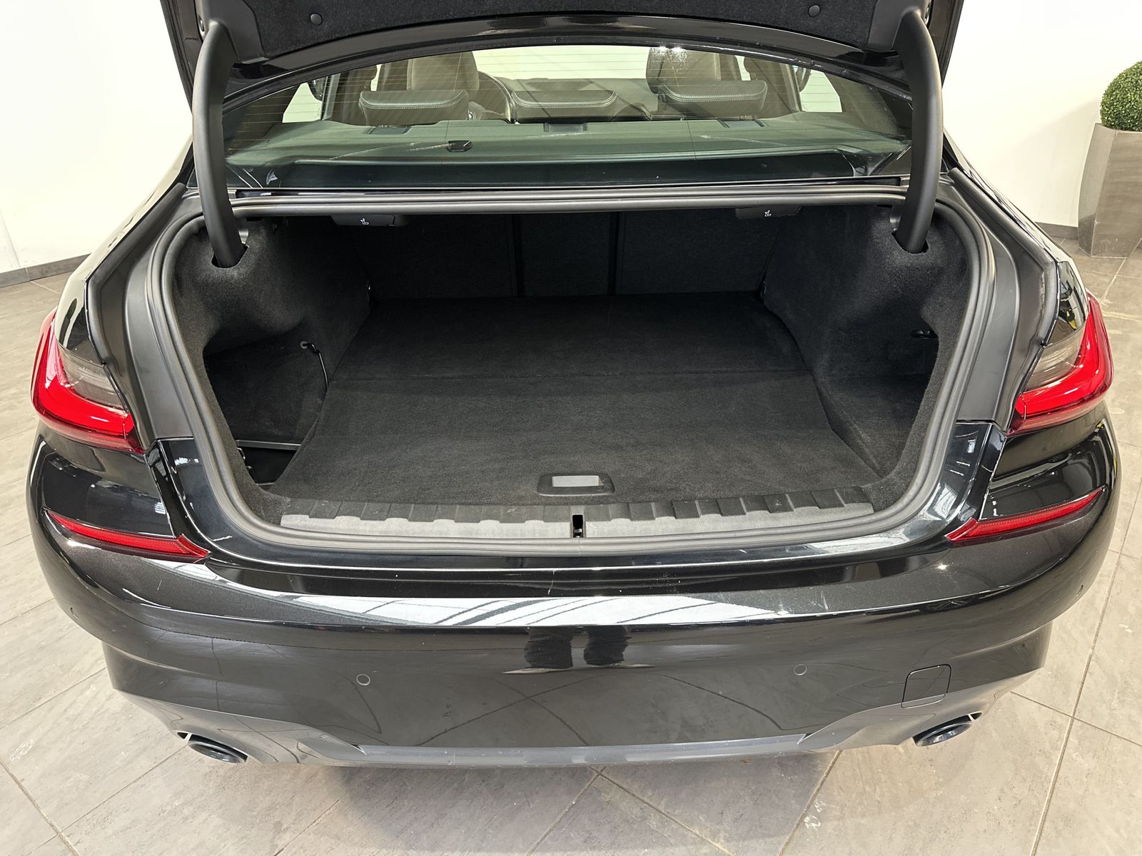BMW 330e xDrive M-Sport NAV+LASER+360°+HEAD-UP+19ZO
