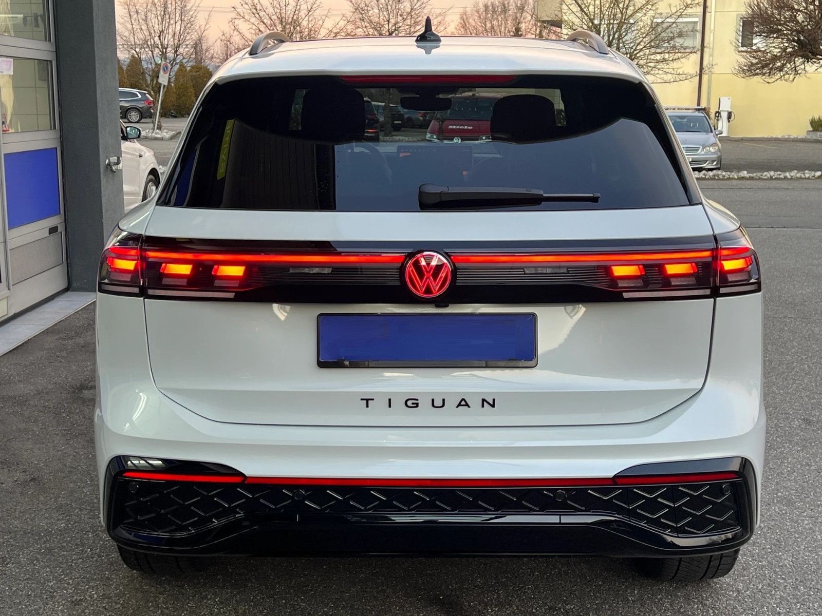 Volkswagen Tiguan TDI R-Line AHK 20Z Area Black Leder Pano