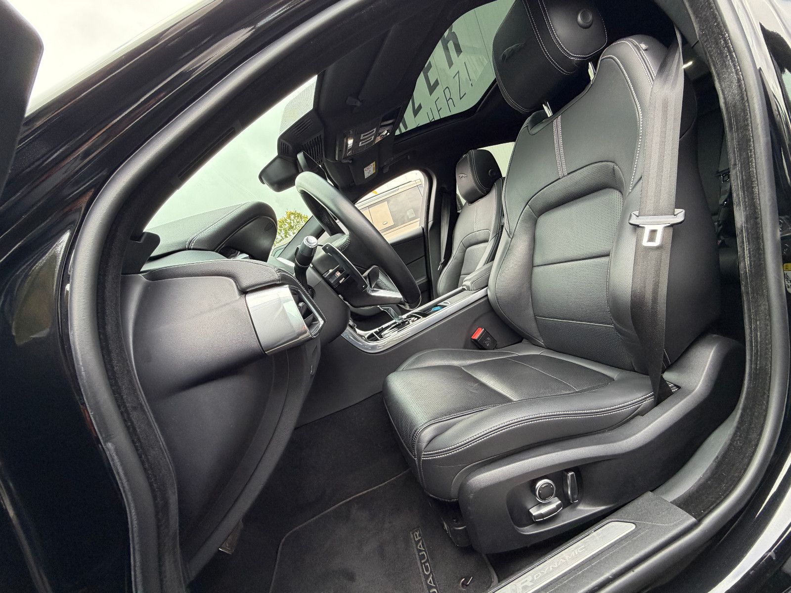 Jaguar XE R-Dynamic Black/PANO/360''KAM/MERIDIAN/LED