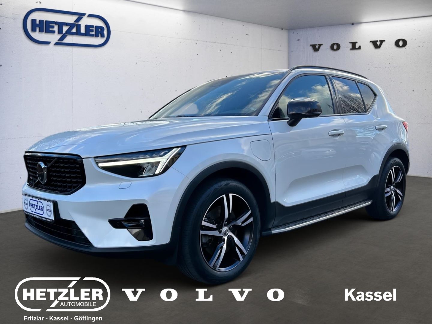 Volvo XC40 Plus Dark Recharge Plug-In Hybrid 2WD Stand
