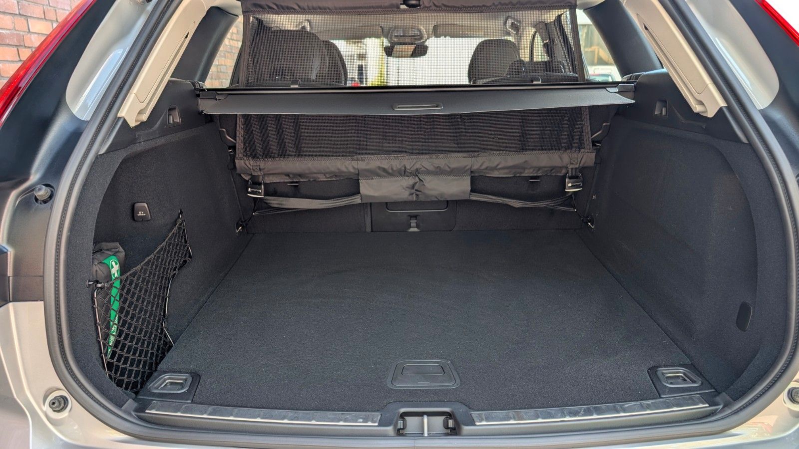 Volvo XC 60 B5 Plus Dark AWD - Samsaru's Car Outlet