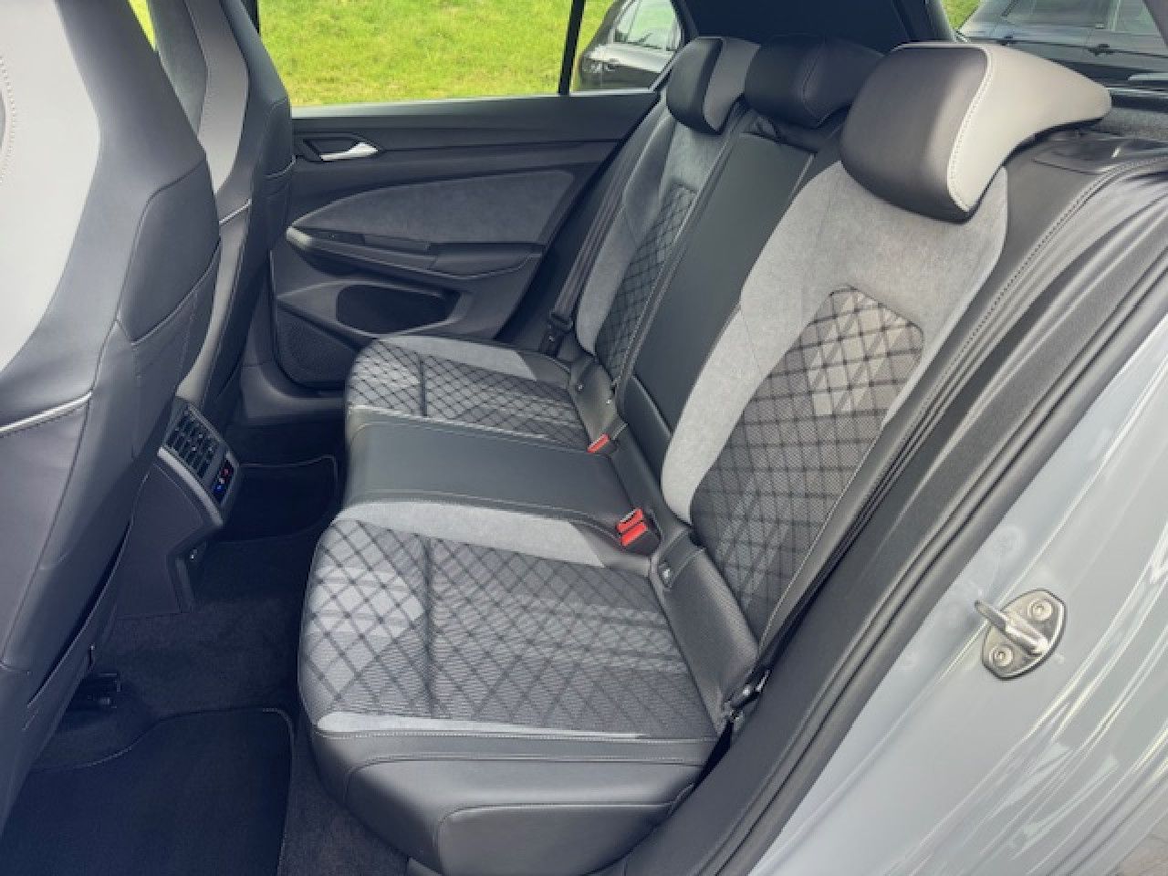 Volkswagen Golf VIII R-Line 1.5 eTSI DSG - Samsaru's Car Outlet