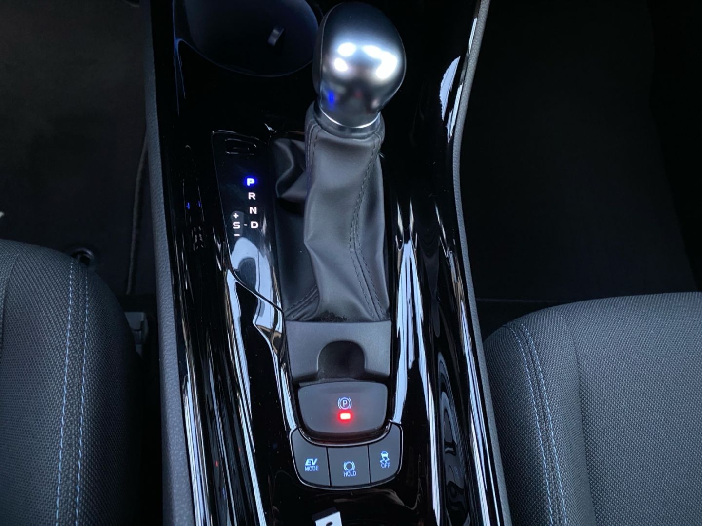 Toyota C-HR 2.0 Hybrid Team D *LED*AHK*CAM*SHZ*ACC*PDC*