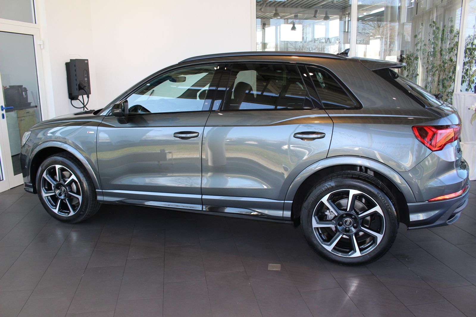Audi Q3 S line S 40 TFSI quattro S tronic AHK Matrix