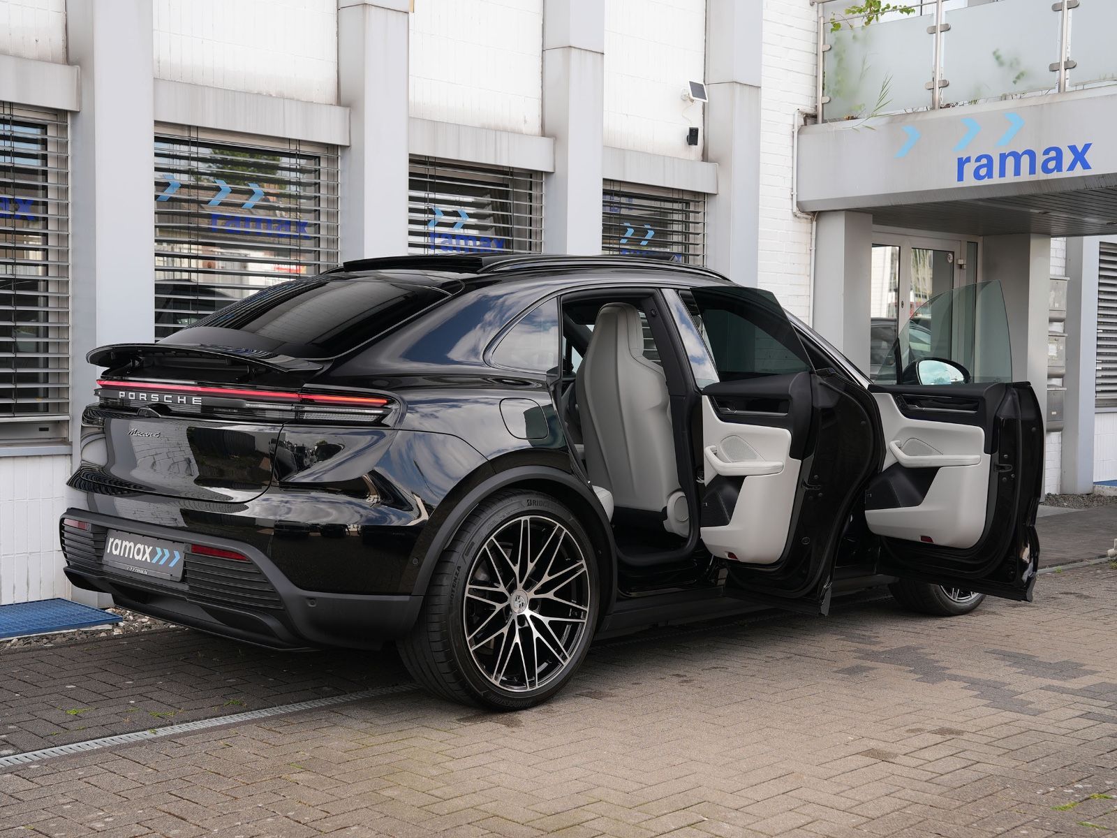 Porsche Macan 4 - Samsaru's Car Outlet