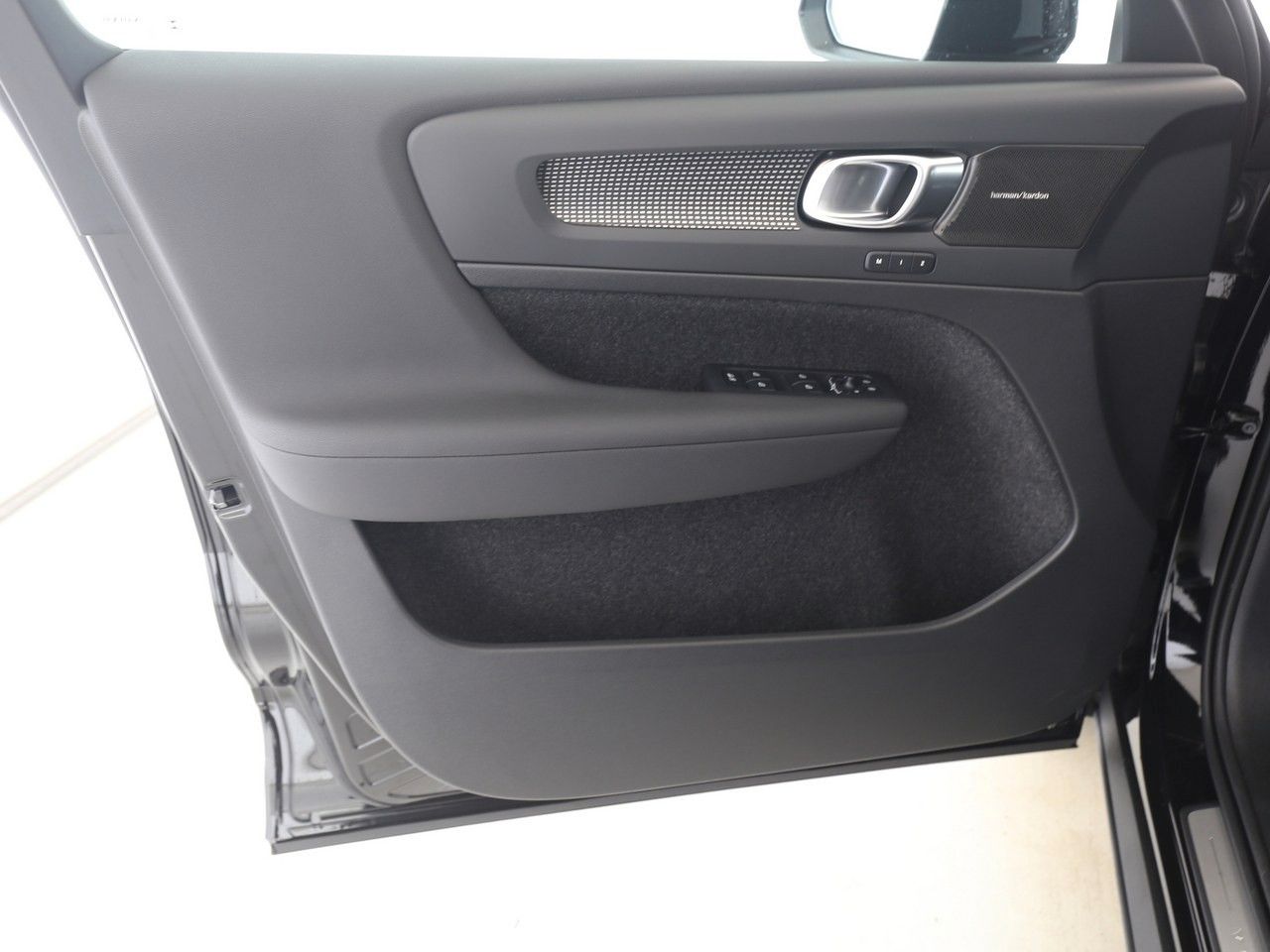 Volvo XC40 B4 Ultra Dark - Samsaru's Car Outlet