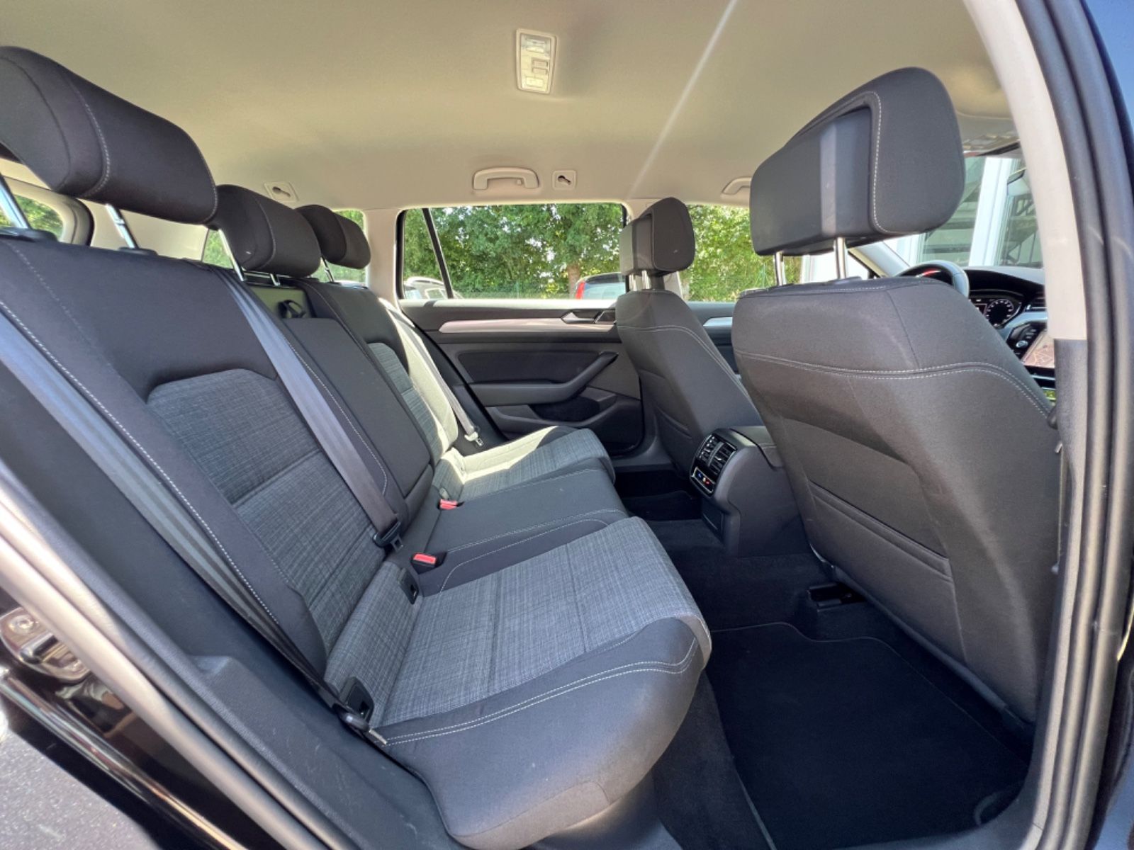 Volkswagen Passat 2.0 TDI - Samsaru's Car Outlet