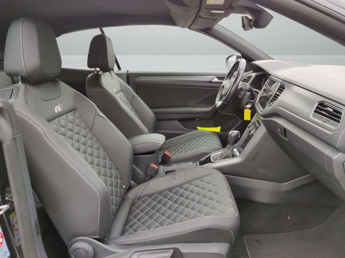 Volkswagen T-Roc R-Line - Samsaru's Car Outlet