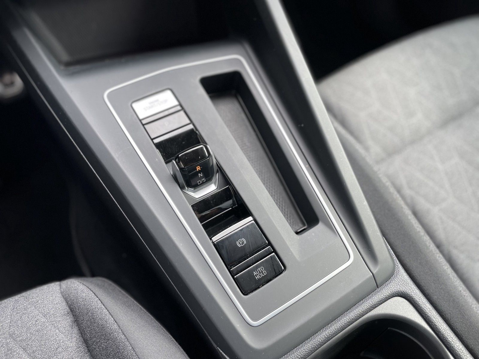 Volkswagen Golf VIII Move eTSI - Samsaru's Car Outlet