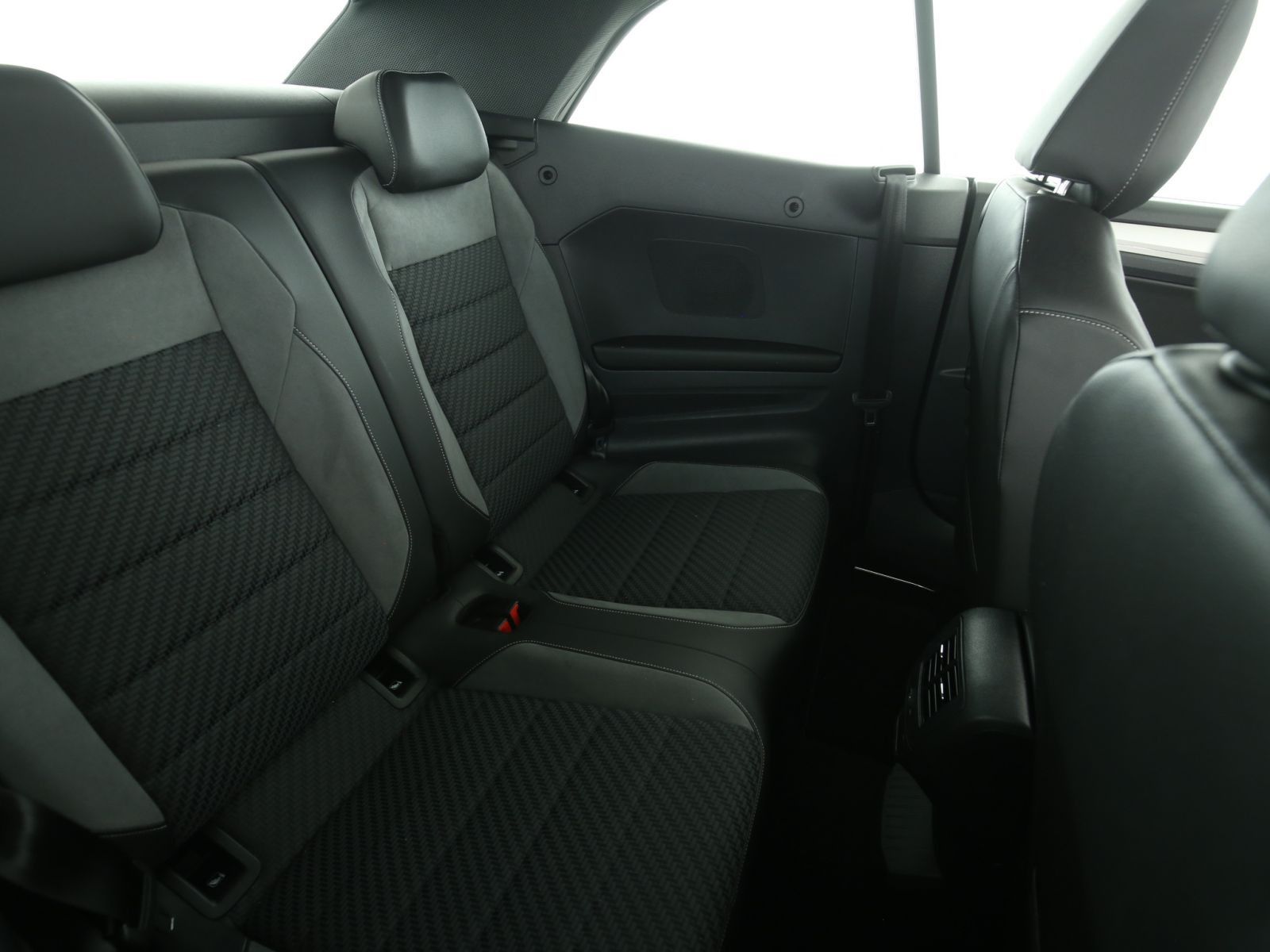 Volkswagen T-Roc R-Line 1.5 TSI - Samsaru's Car Outlet