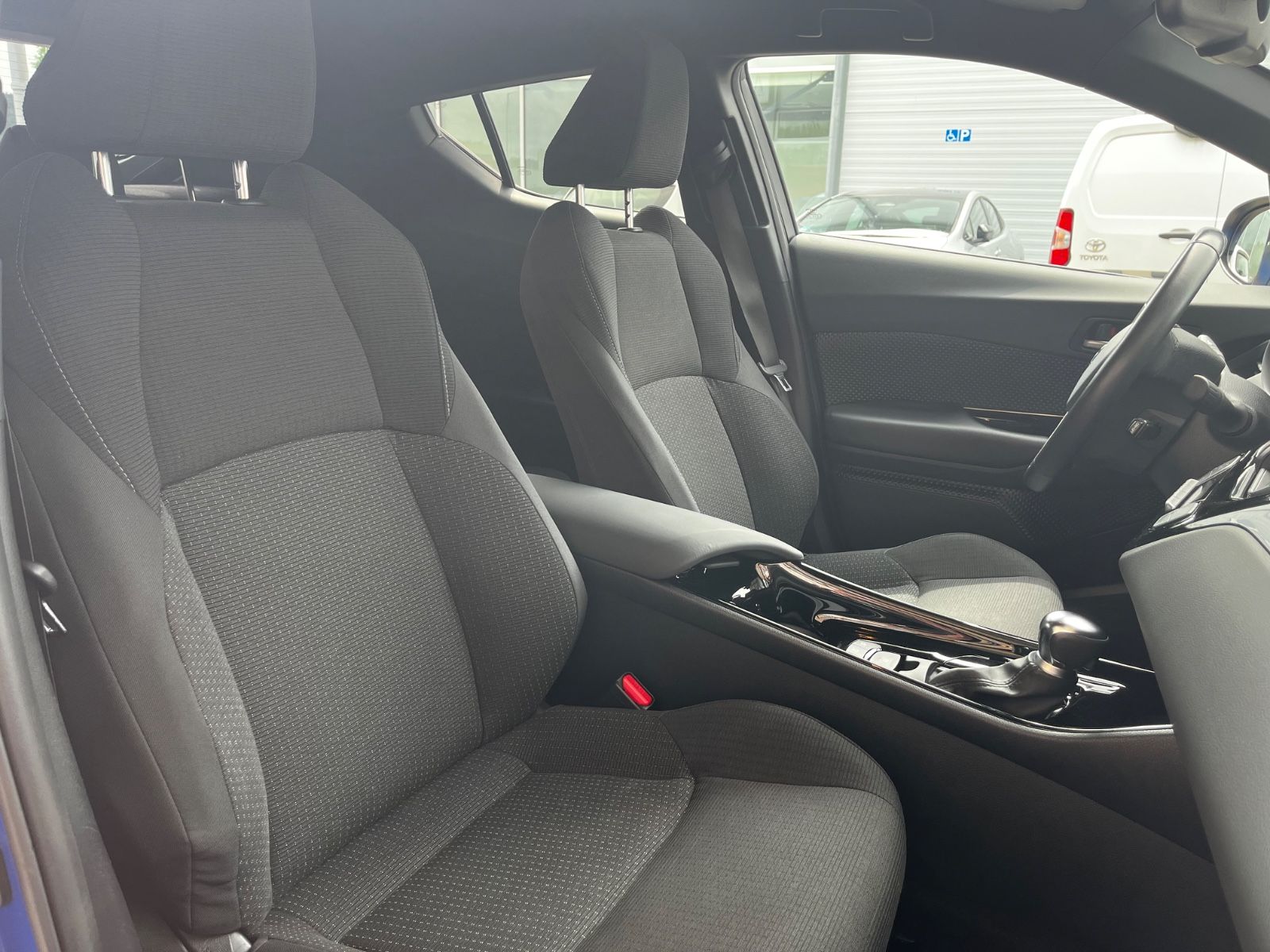 Toyota C-HR Hybrid Style - Samsaru's Car Outlet